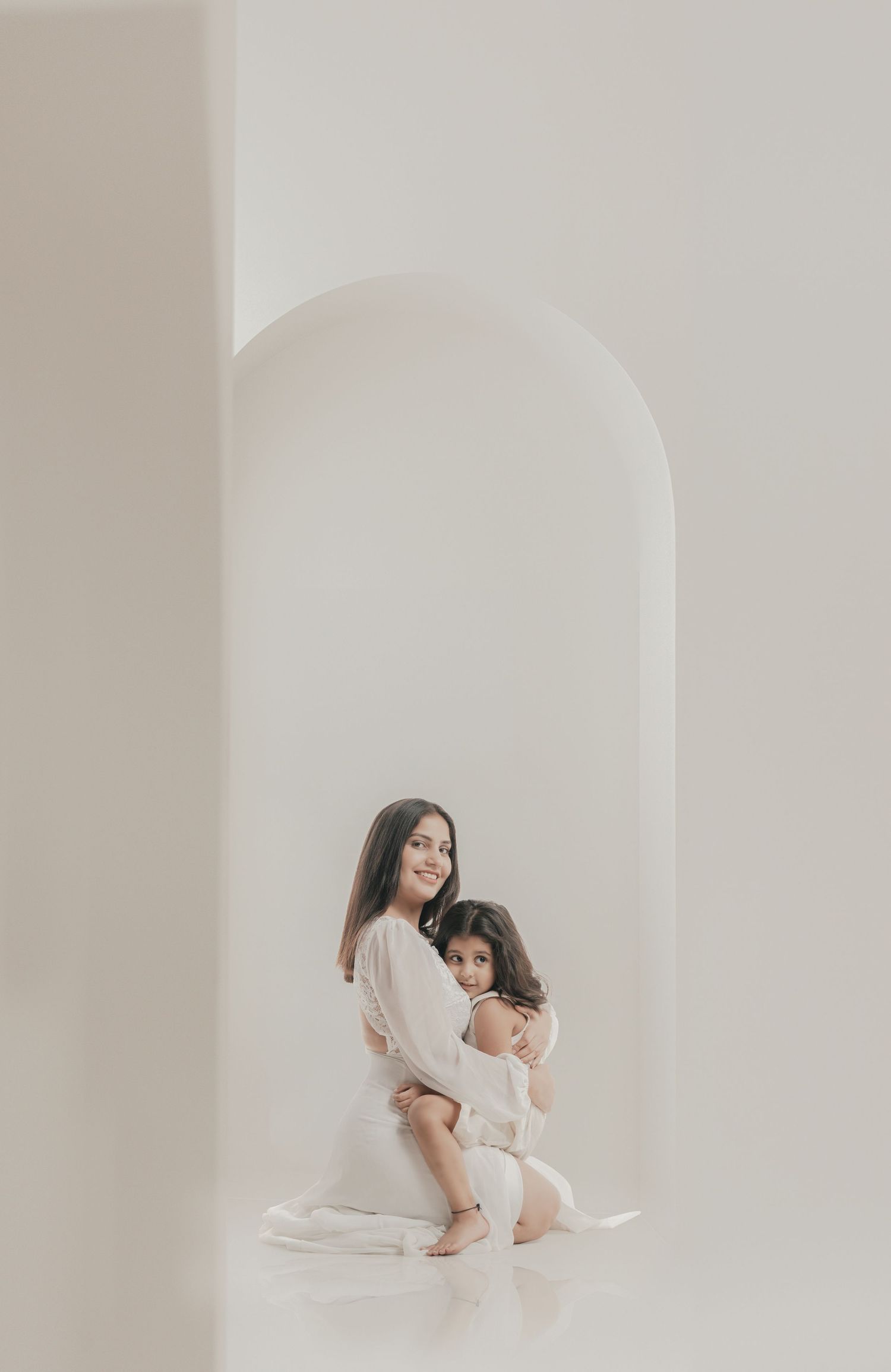 Elegant lifestyle family shoot with coordinated outfits – Impresio Studio