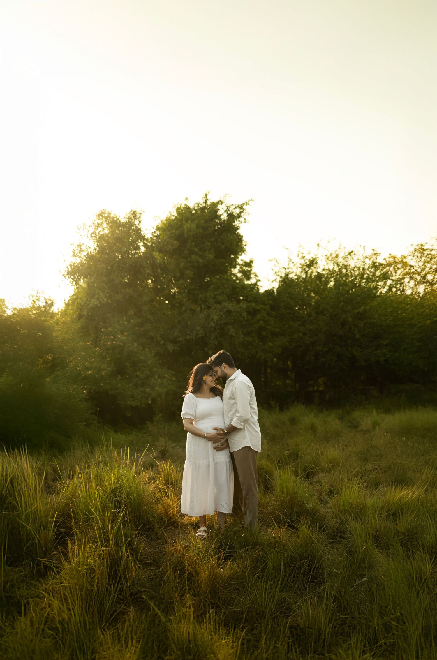 Pregnancy shoot with lake view – Impresio Studio