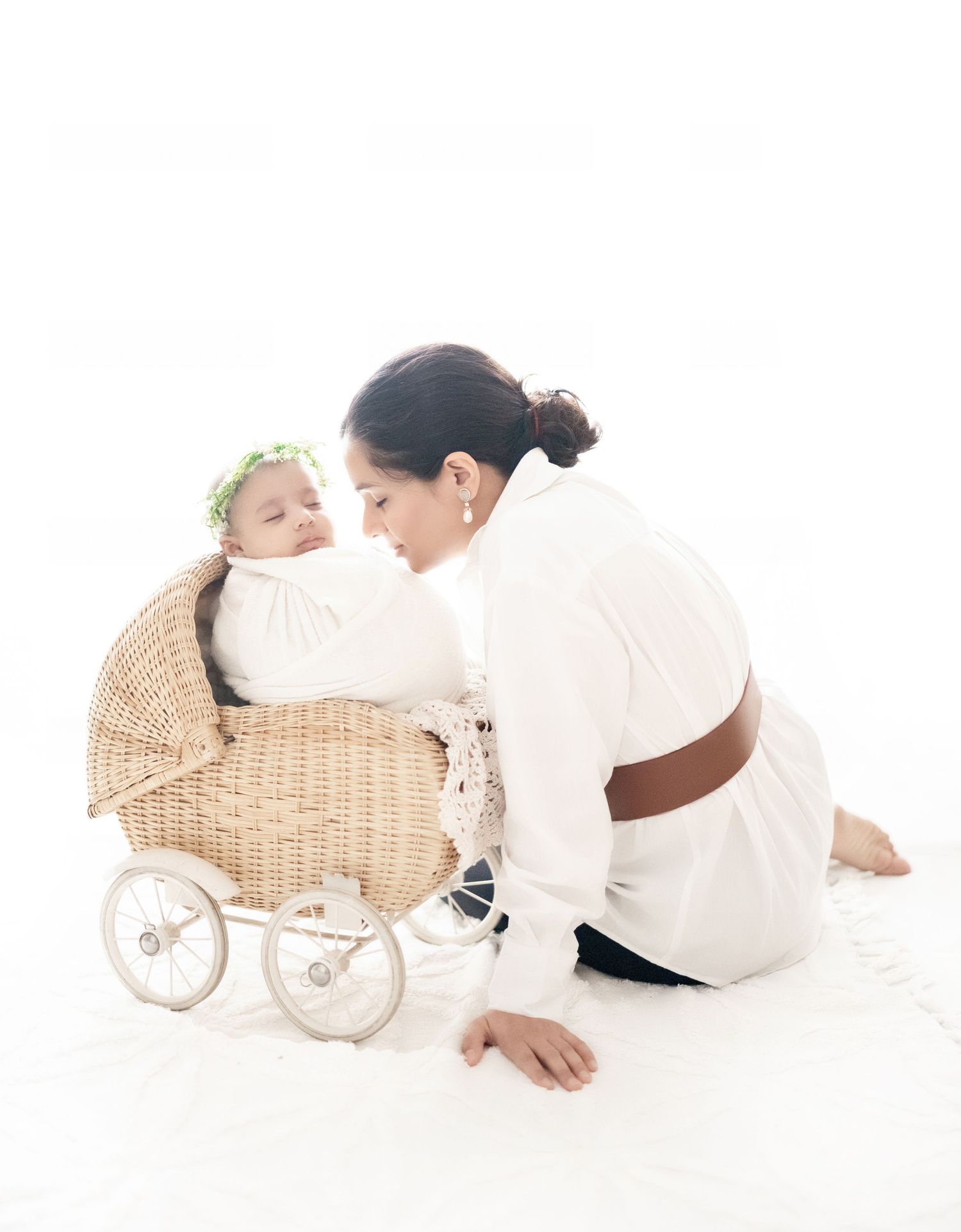 Lifestyle newborn portraits with natural settings – Impresio Studio