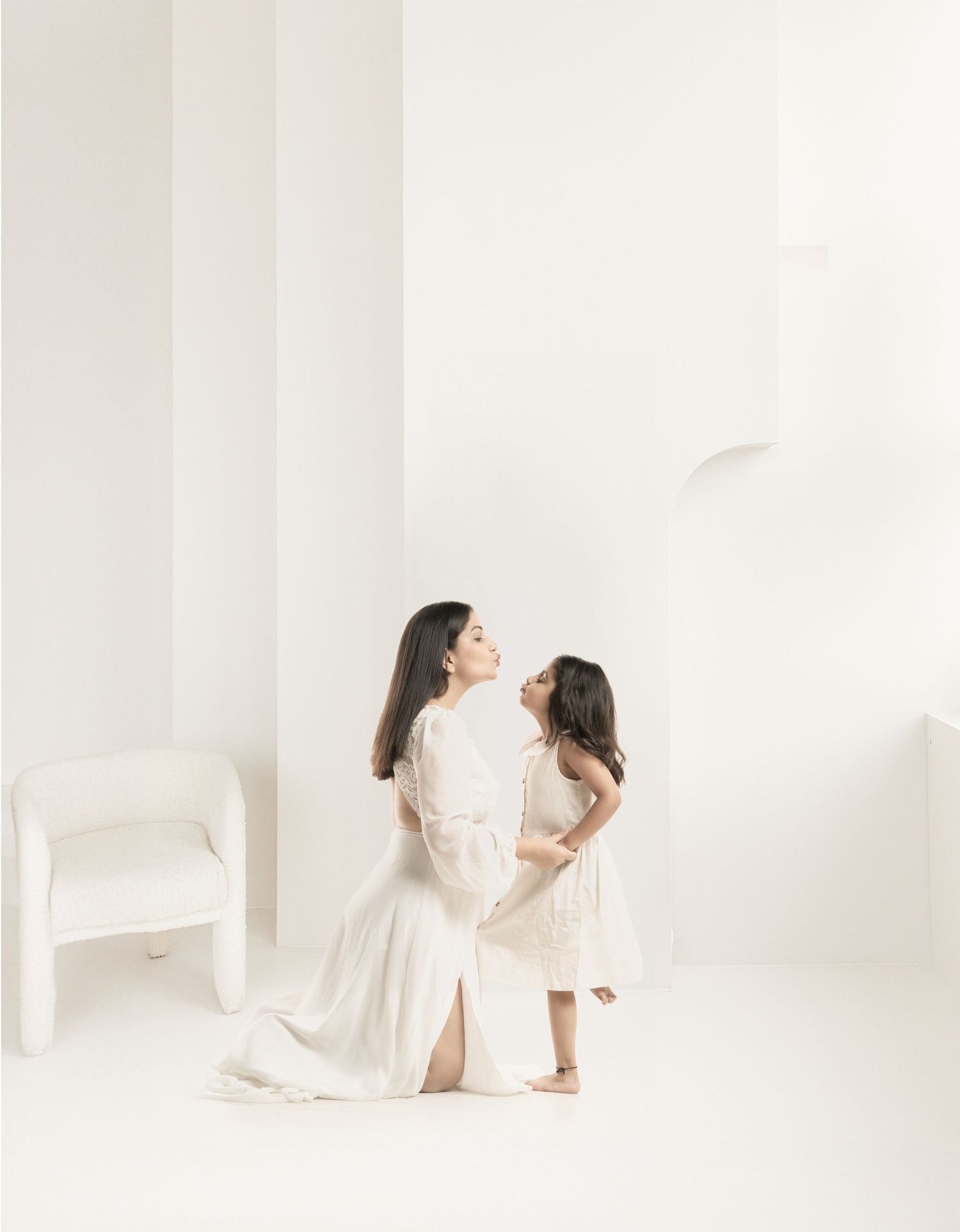 Family shoot with traditional Indian outfits – Impresio Studio