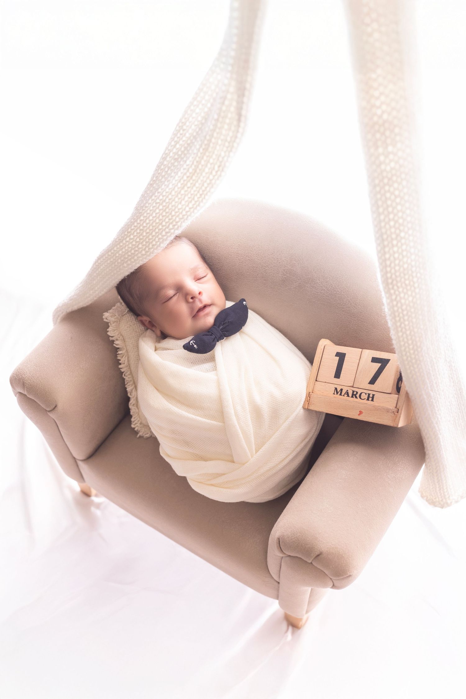 Adorable newborn photography with seasonal theme – Impresio Studio