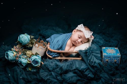 Studio newborn baby shoot near me – minimal and classic – Impresio Studio