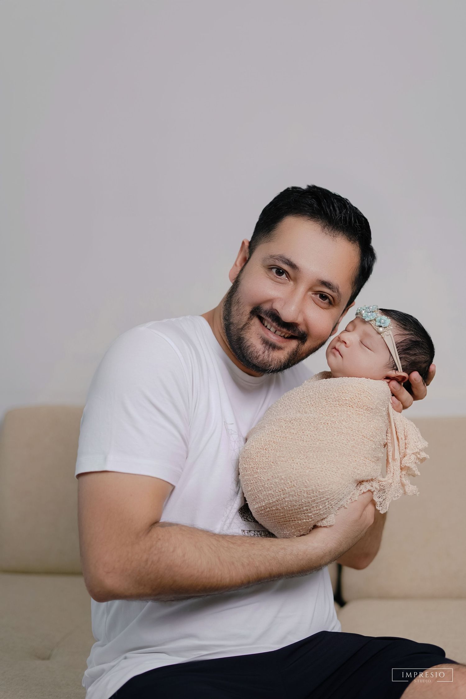 Baby sleeping on parent’s hands for emotional new born shoot – Impresio Studio