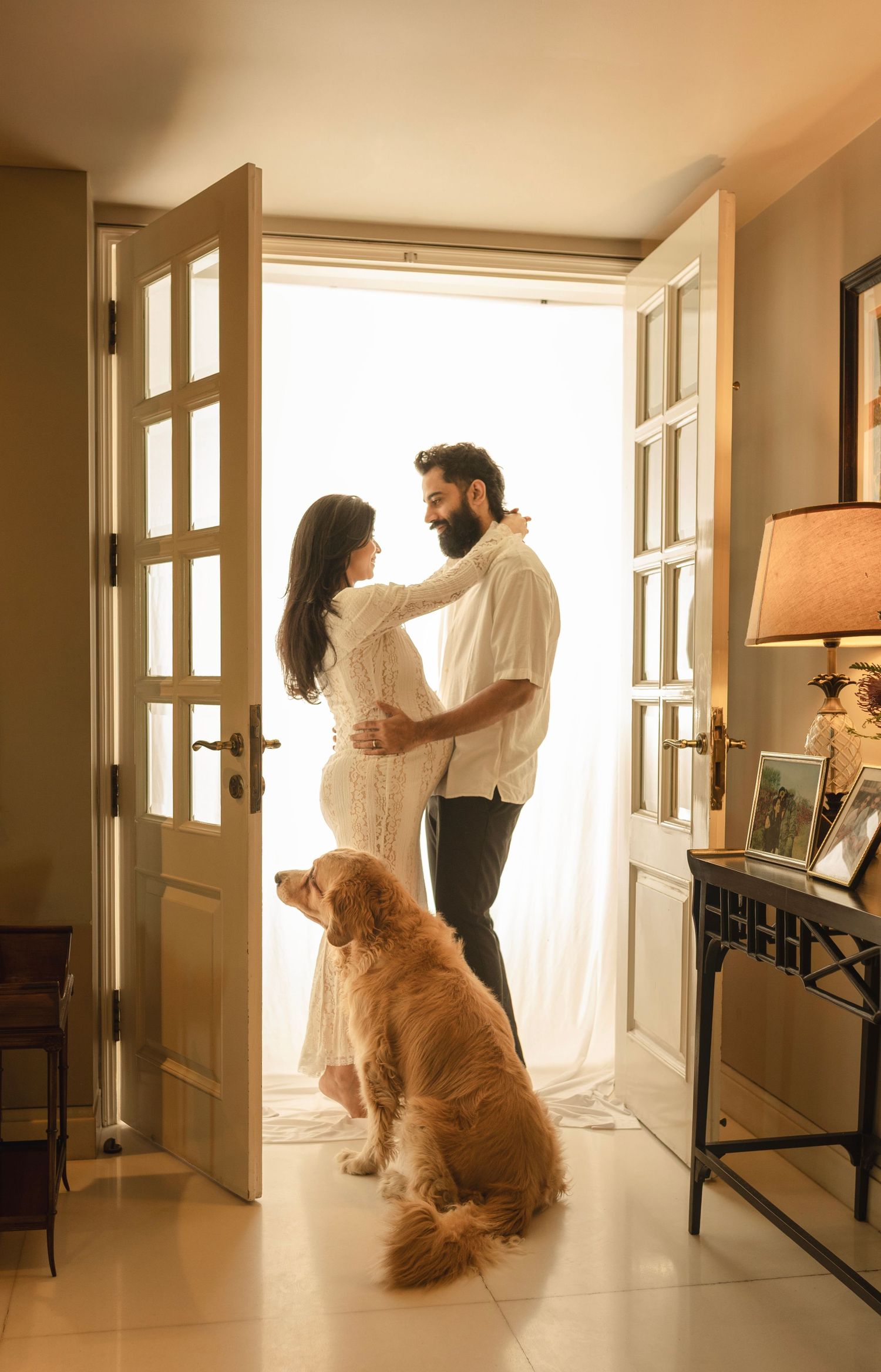 Maternity photography with artistic mirror reflections – Impresio Studio