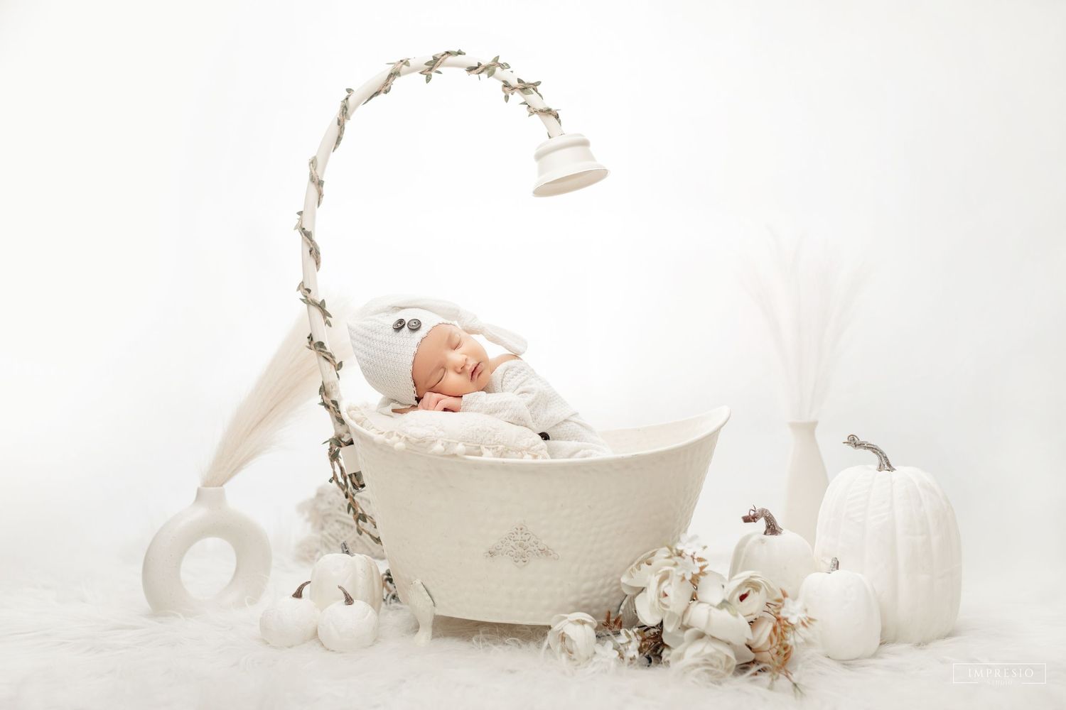 Studio newborn baby shoot near me – minimal and classic – Impresio Studio