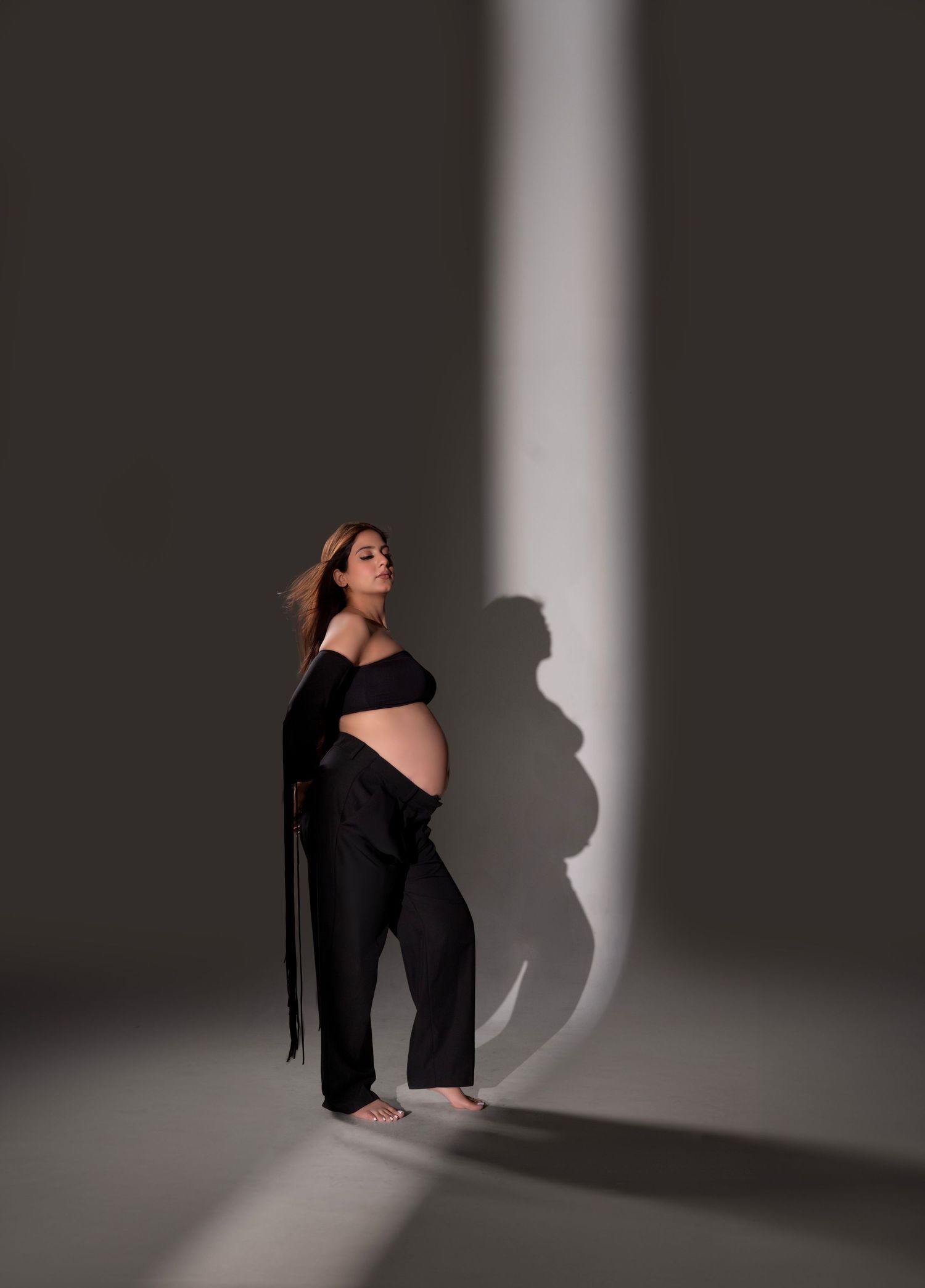 Pregnancy shoot at farmhouse – Impresio Studio