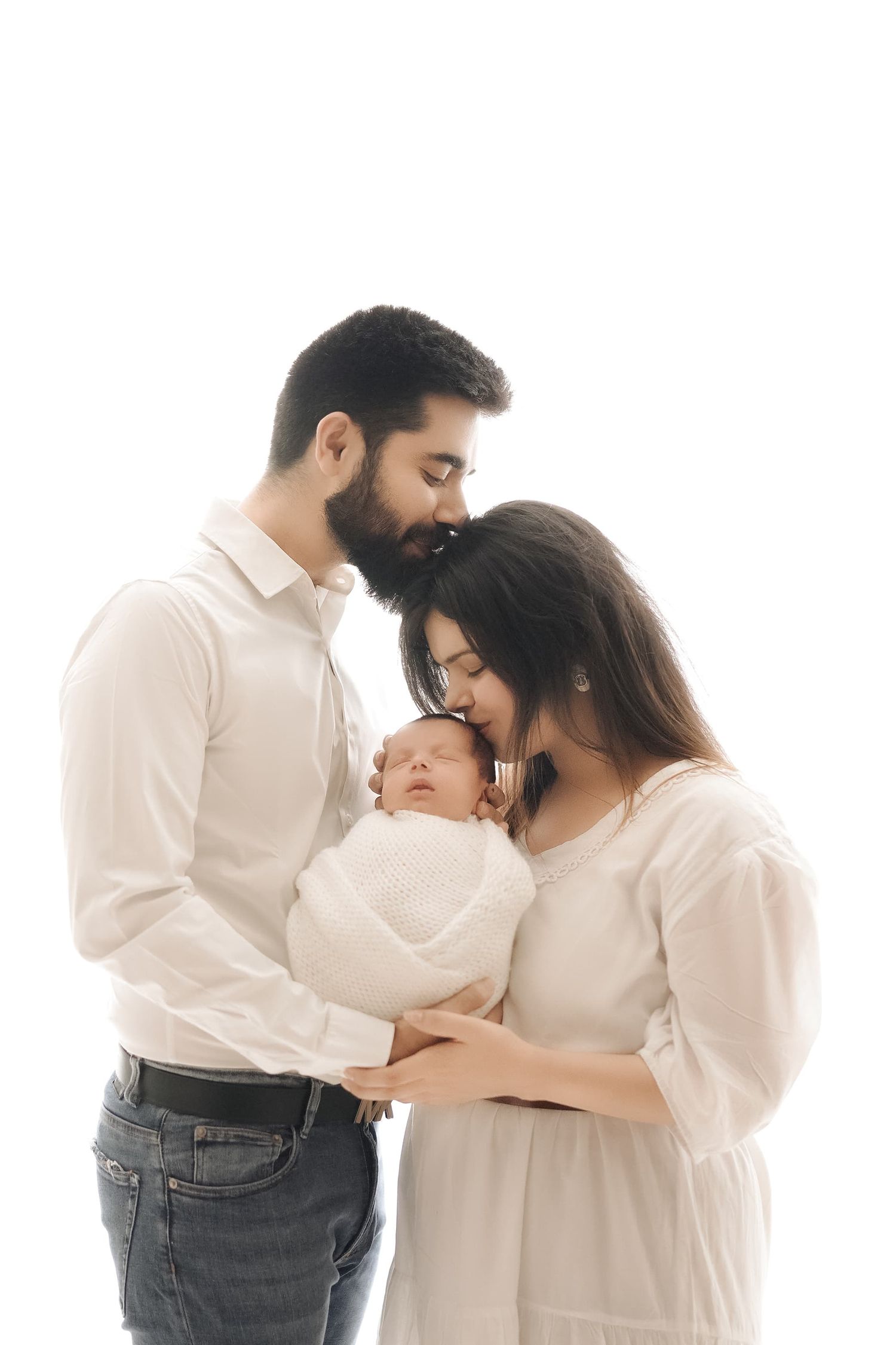 Elegant lifestyle family shoot with coordinated outfits – Impresio Studio