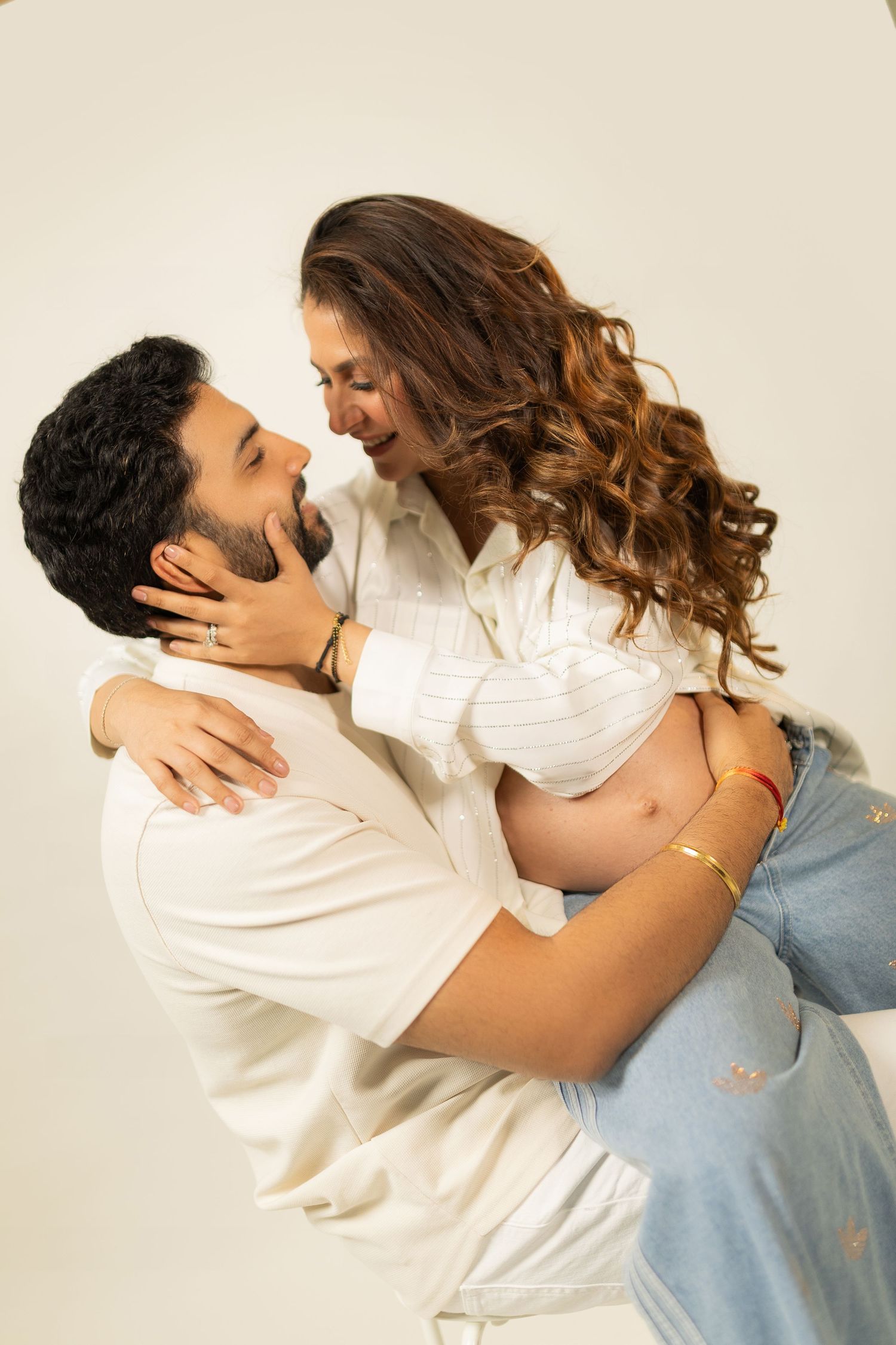 Pregnant photoshoot with pastel gown and scenic view – Impresio Studio