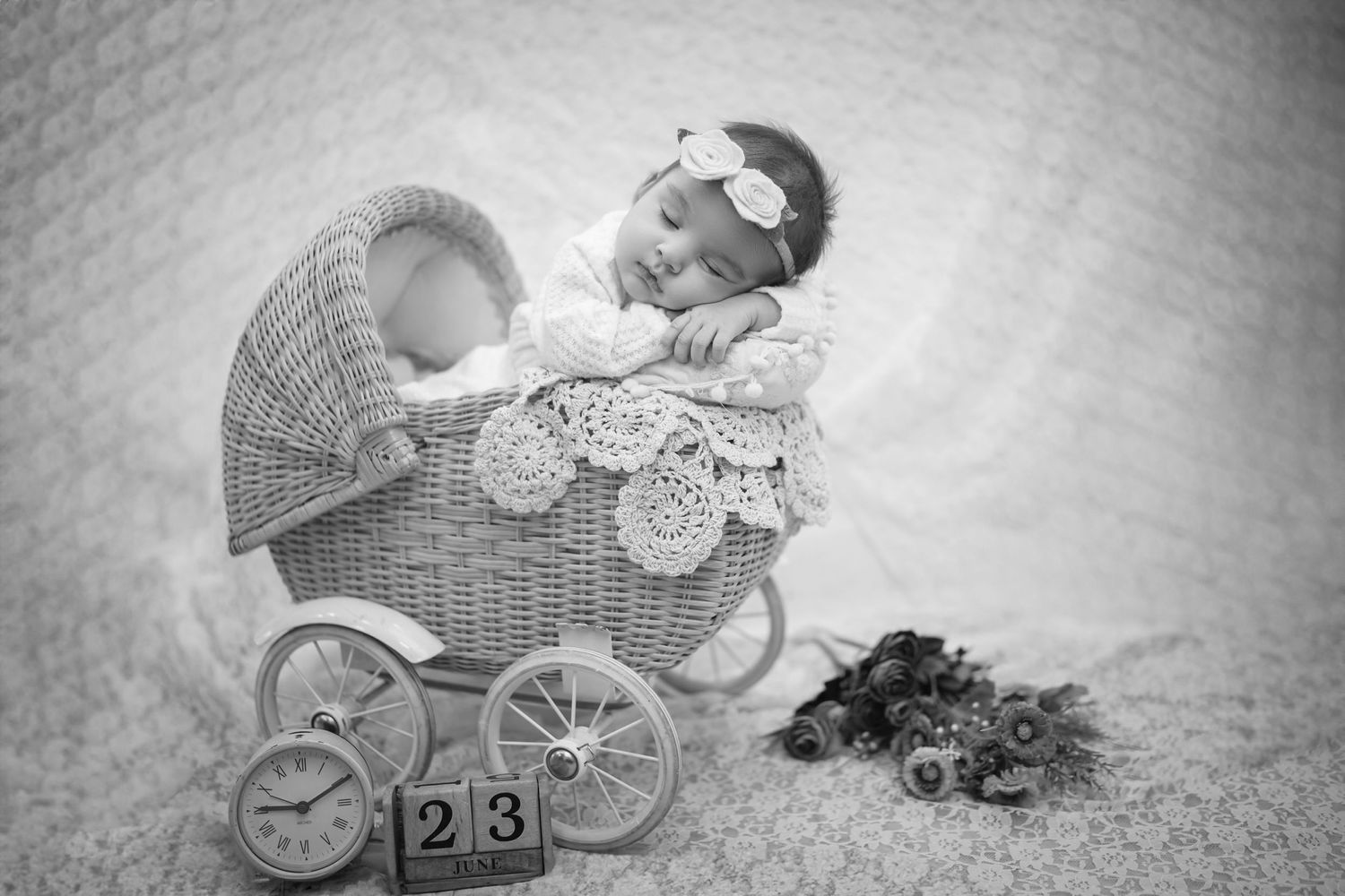 Newborn baby photoshoot in cozy studio – Impresio Studio