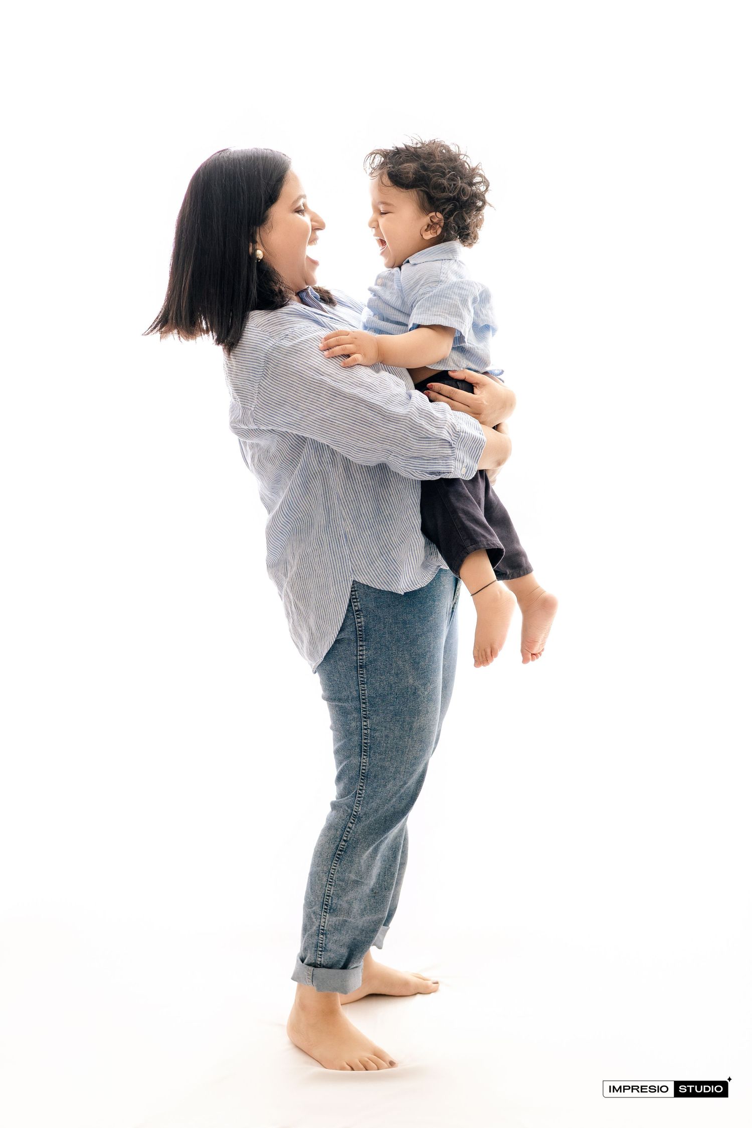 Family photography near me with warm candid vibes – Impresio Studio