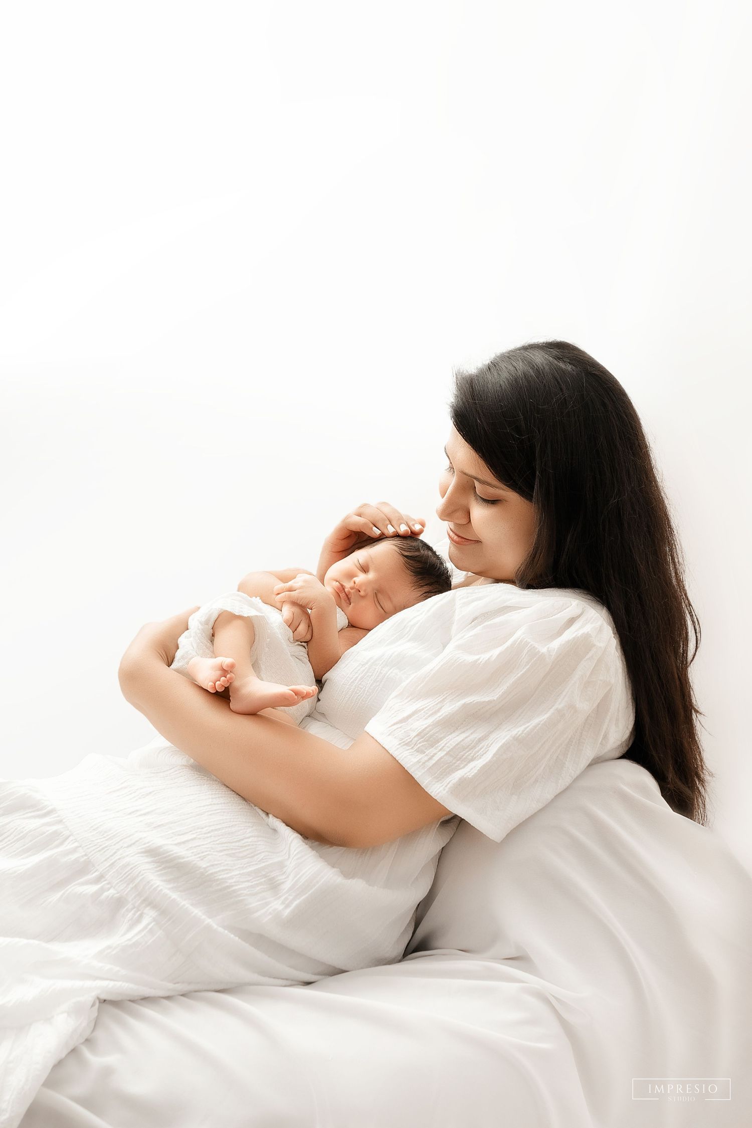 Newborn photography with floral basket and natural light – Impresio Studio