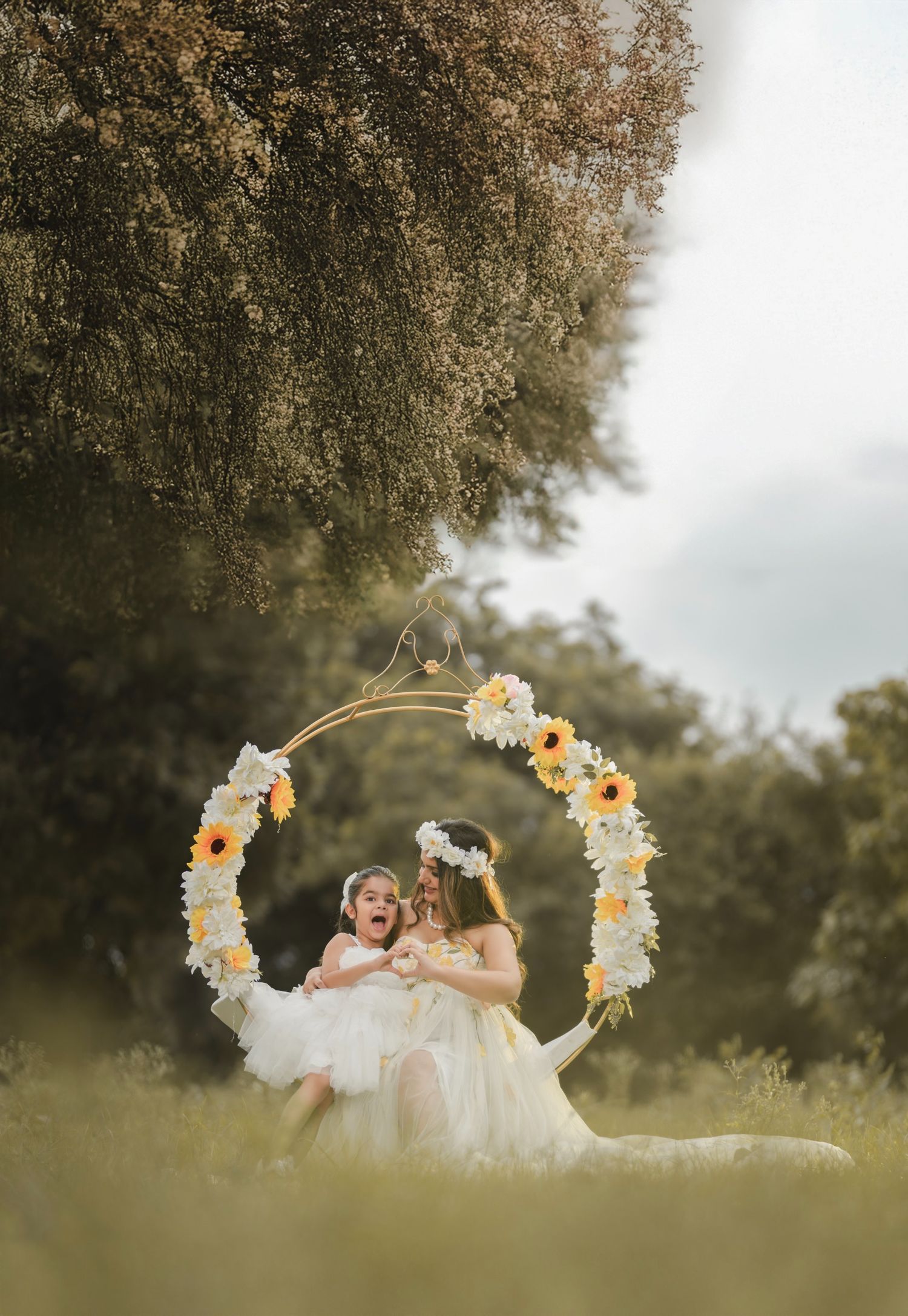 Family photoshoot with smiling children – Impresio Studio