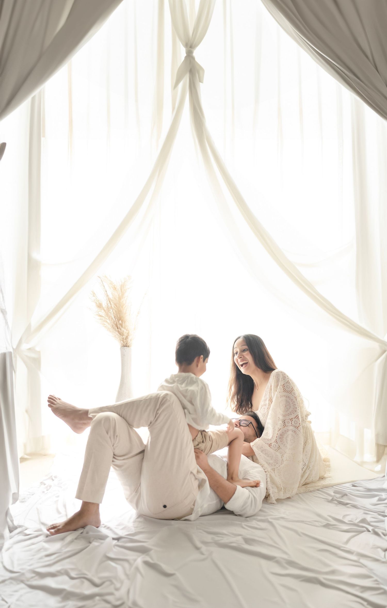 Outdoor family photoshoot with greenery – Impresio Studio