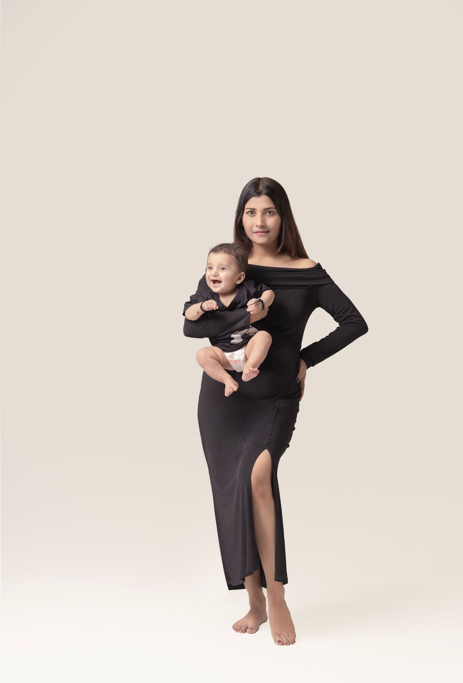 Family photoshoot in traditional Indian wear – Impresio Studio