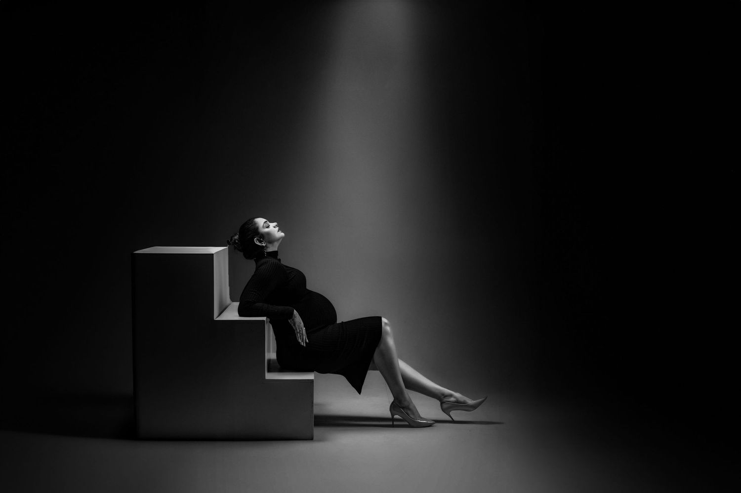 Elegant maternity shoot – Impresio Studio