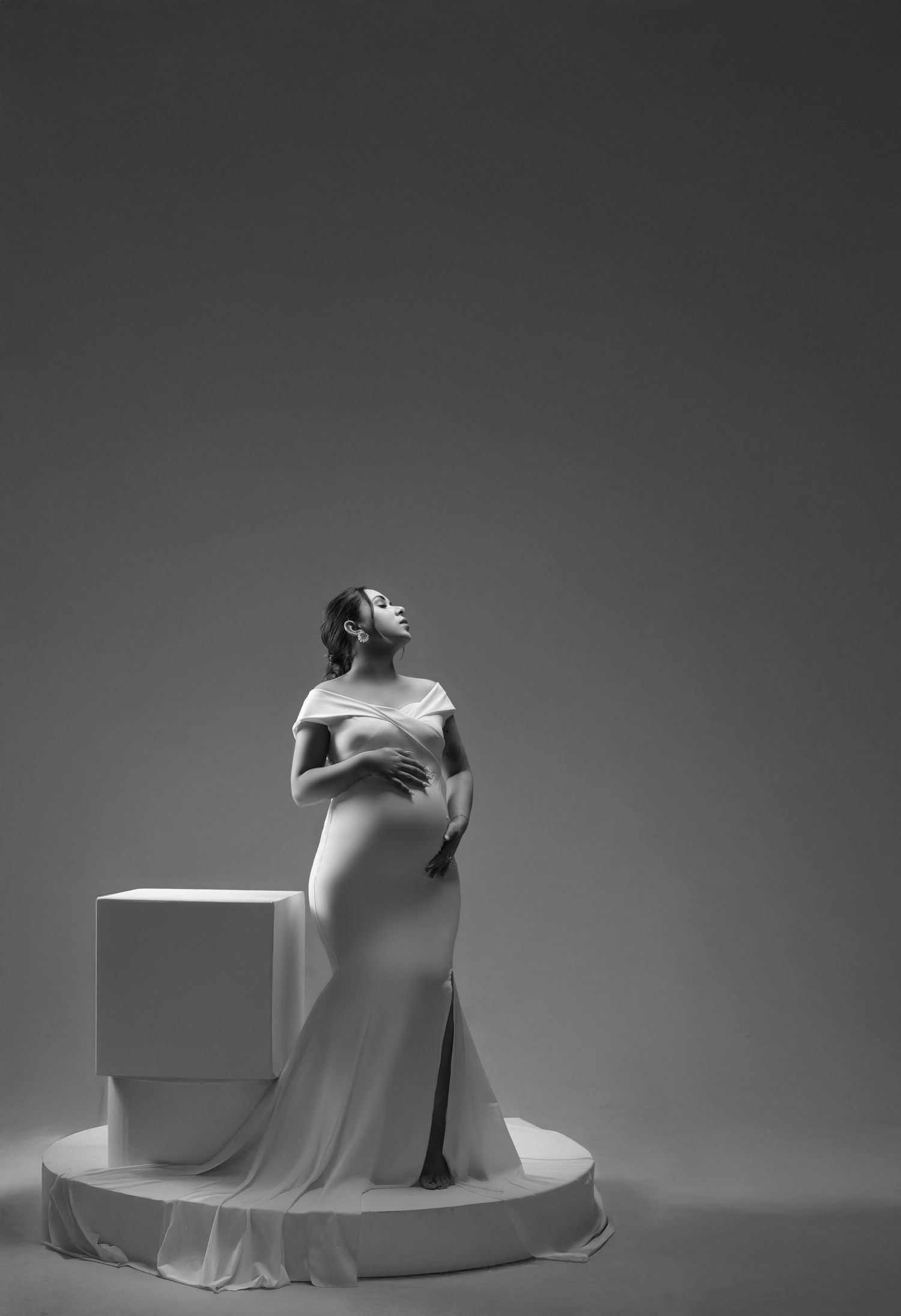Glamorous maternity photoshoot by Impresio Studio