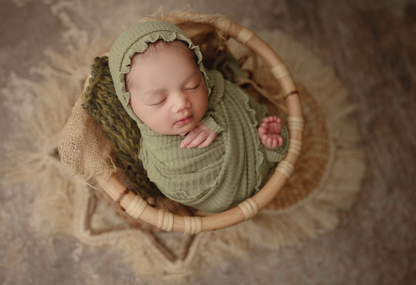 Artistic newborn baby photography in wicker basket – Impresio Studio