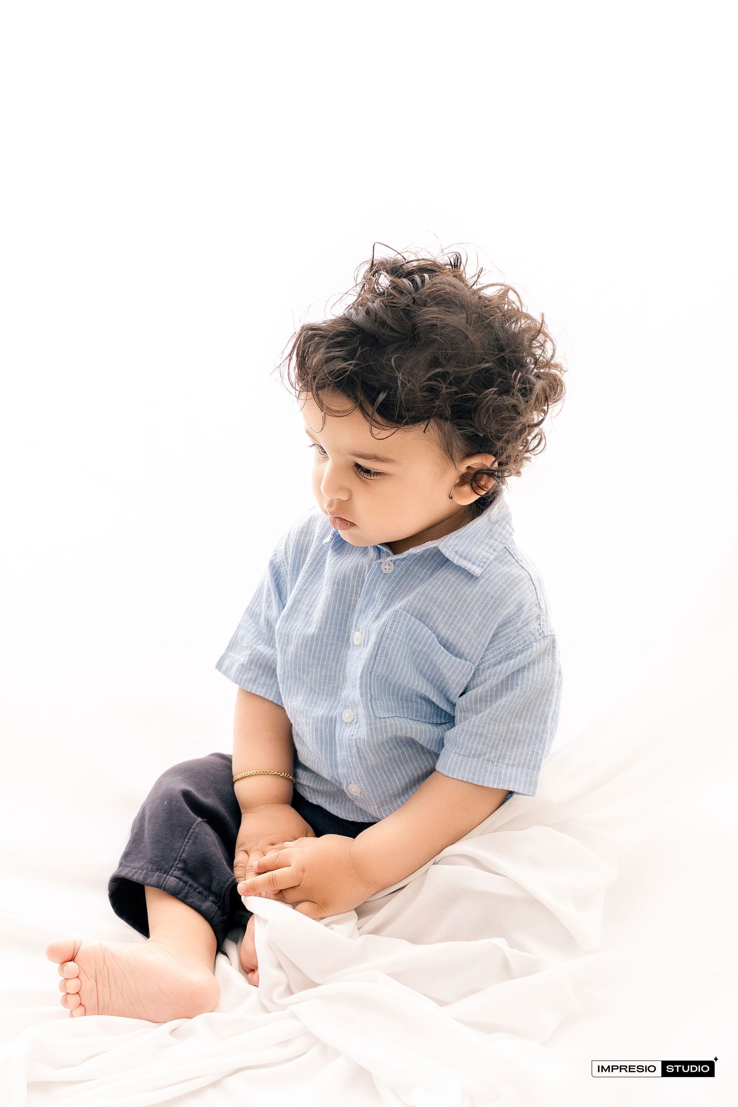 Creative first birthday shoot with dreamy lighting – Impresio Studio