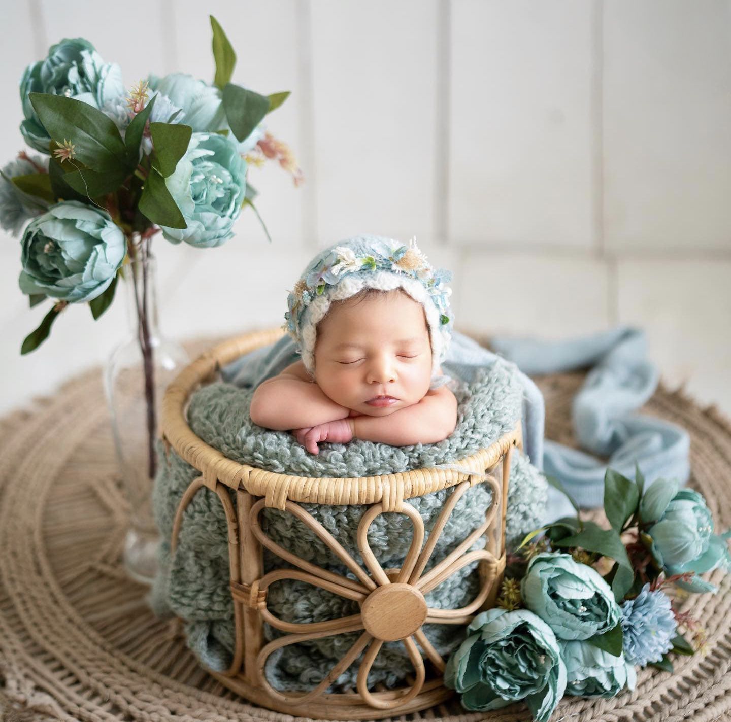 Artistic newborn photoshoot near me – Impresio Studio