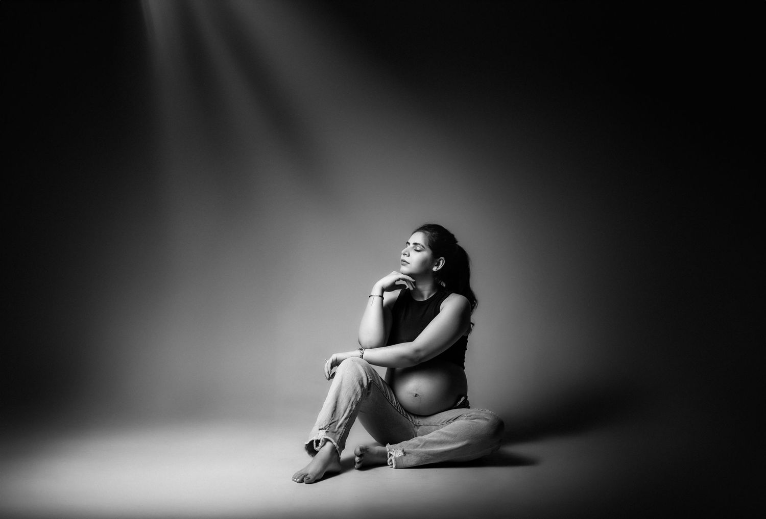 Elegant maternity photoshoot near me with soft natural light – Impresio Studio