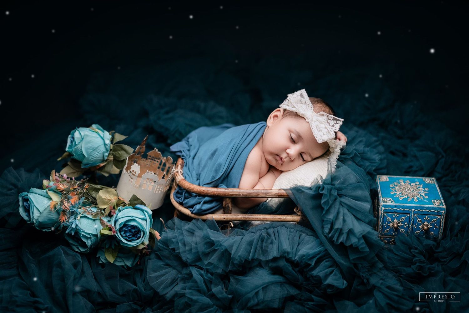 Newborn baby wrapped pose photography – Impresio Studio soft tone styling