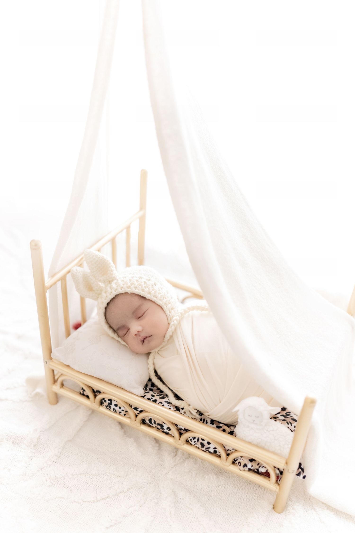 Newborn baby photoshoot in soft blankets – Impresio Studio