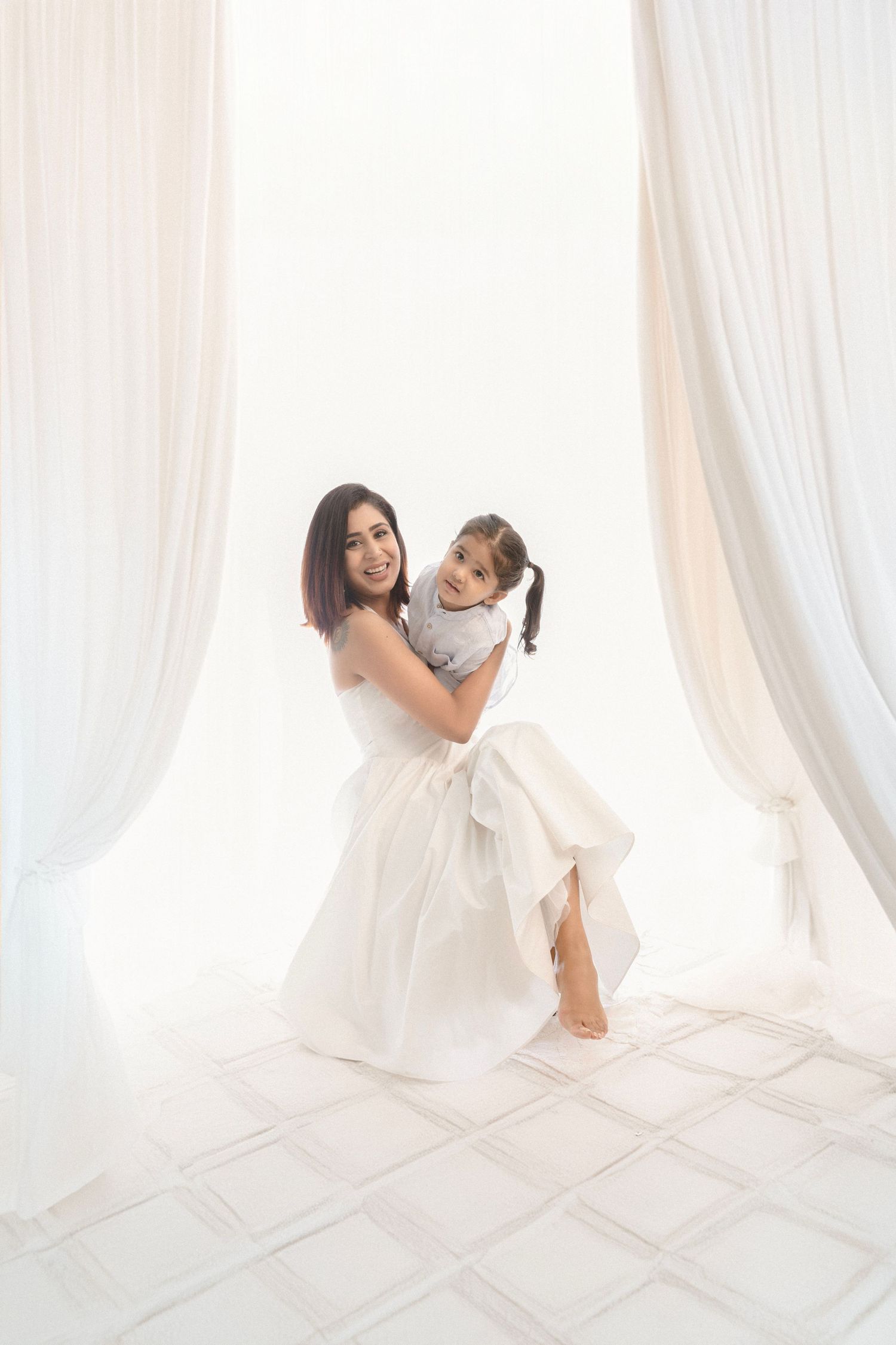 Family portraits with playful moments – Impresio Studio