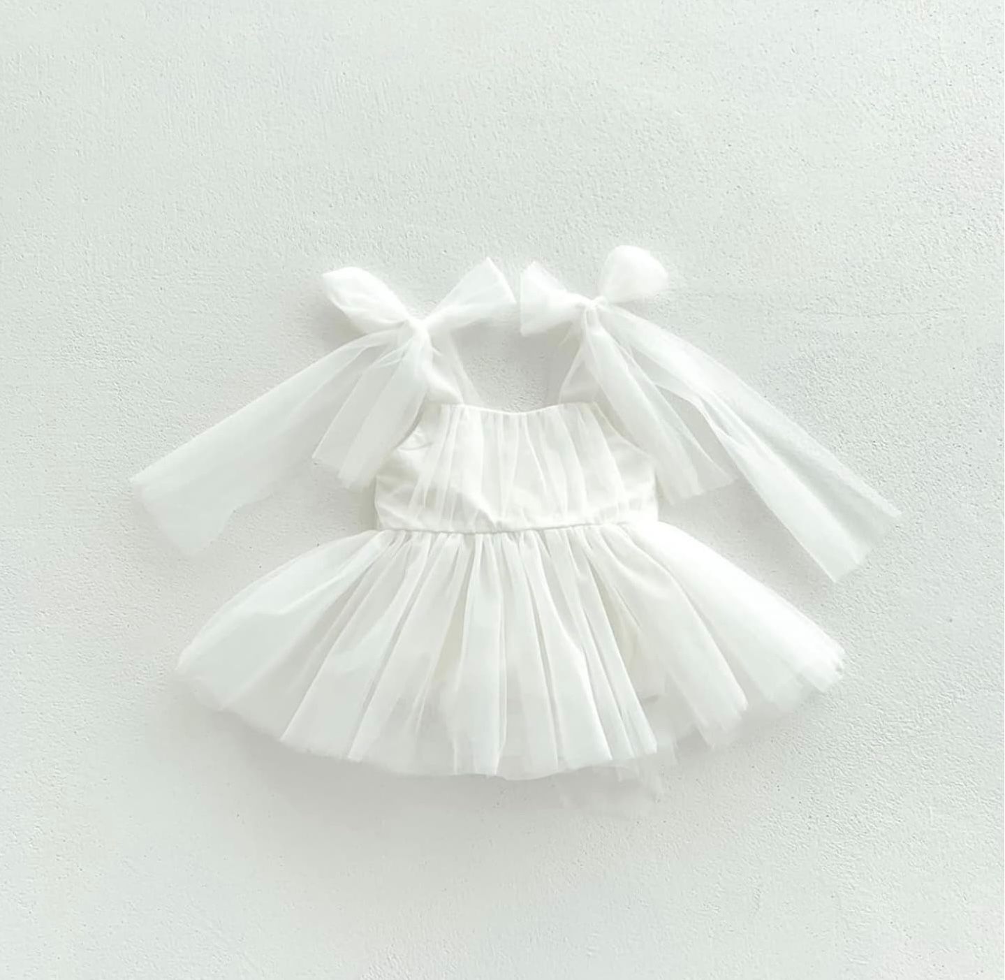White paper confetti strips displayed in a linear sequence against a light background showing varied folded configurations.