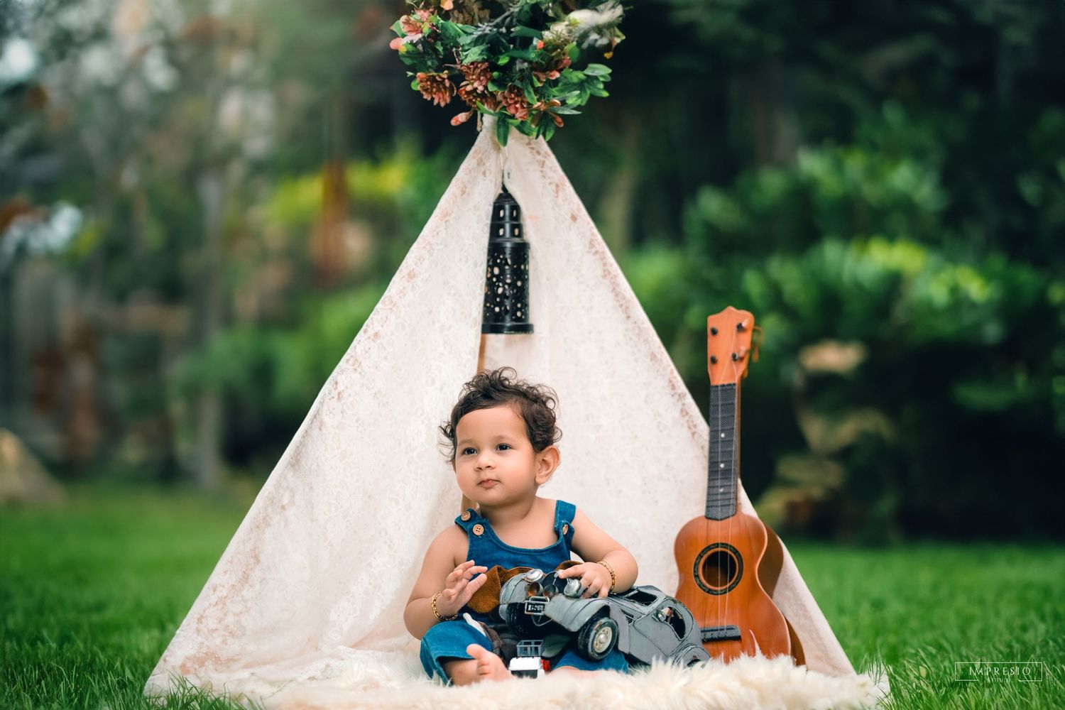 First birthday shoot with jungle-themed background – Impresio Studio