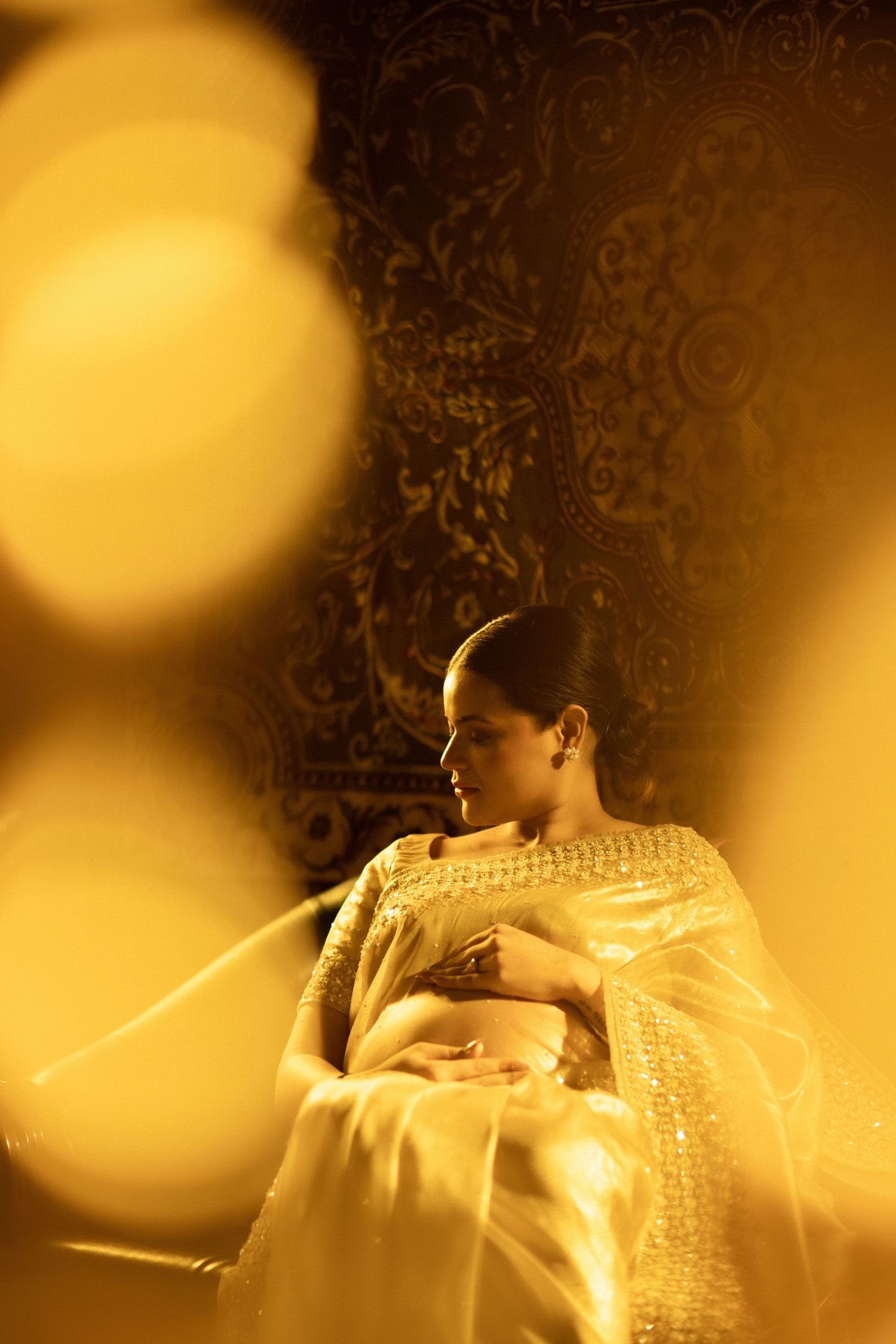Couple pregnancy shoot with cozy home-like setup – Impresio Studio
