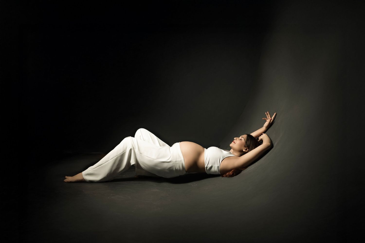 Pregnant photoshoot with scenic backdrop – Impresio Studio