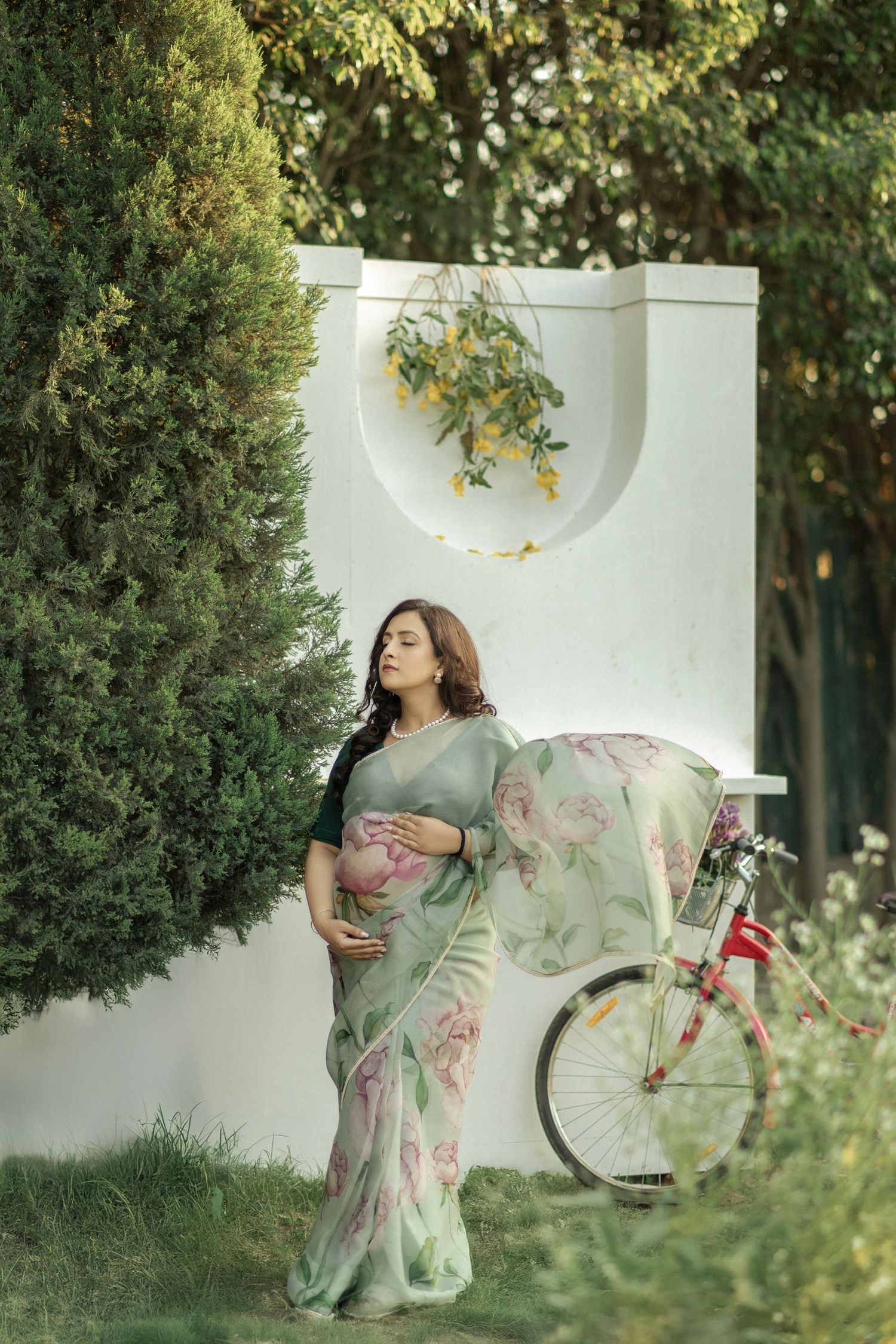 Pregnant photoshoot with scenic backdrop – Impresio Studio