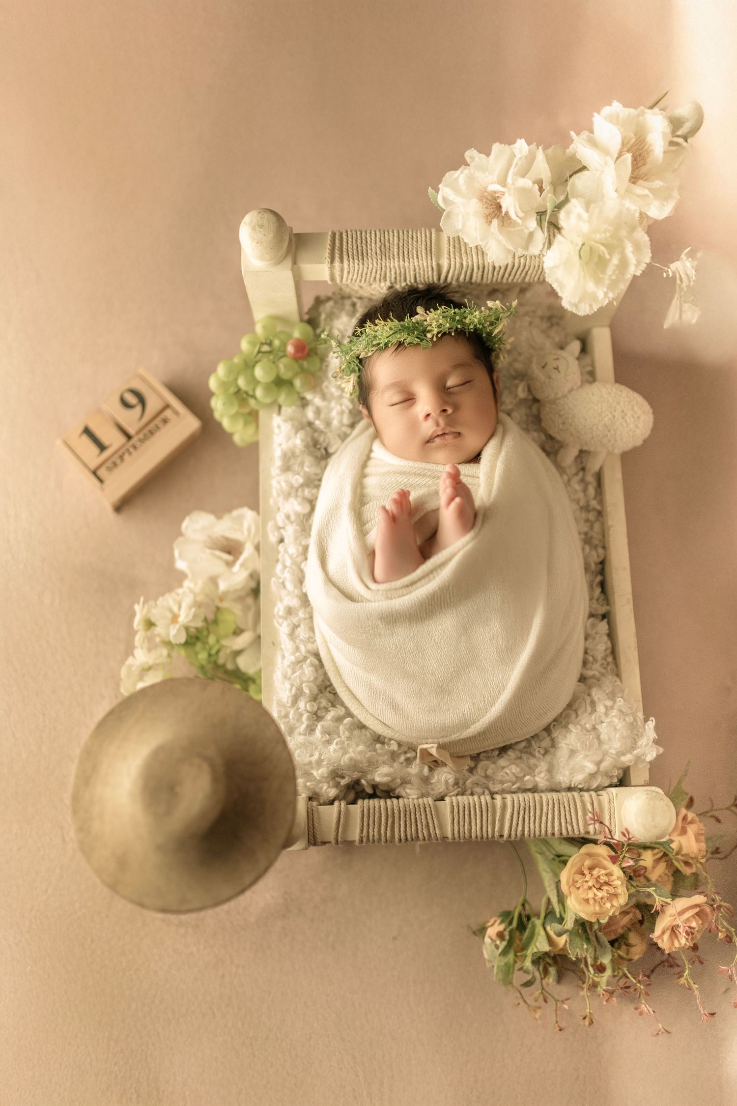 New born baby photoshoot in neutral tones – Impresio Studio