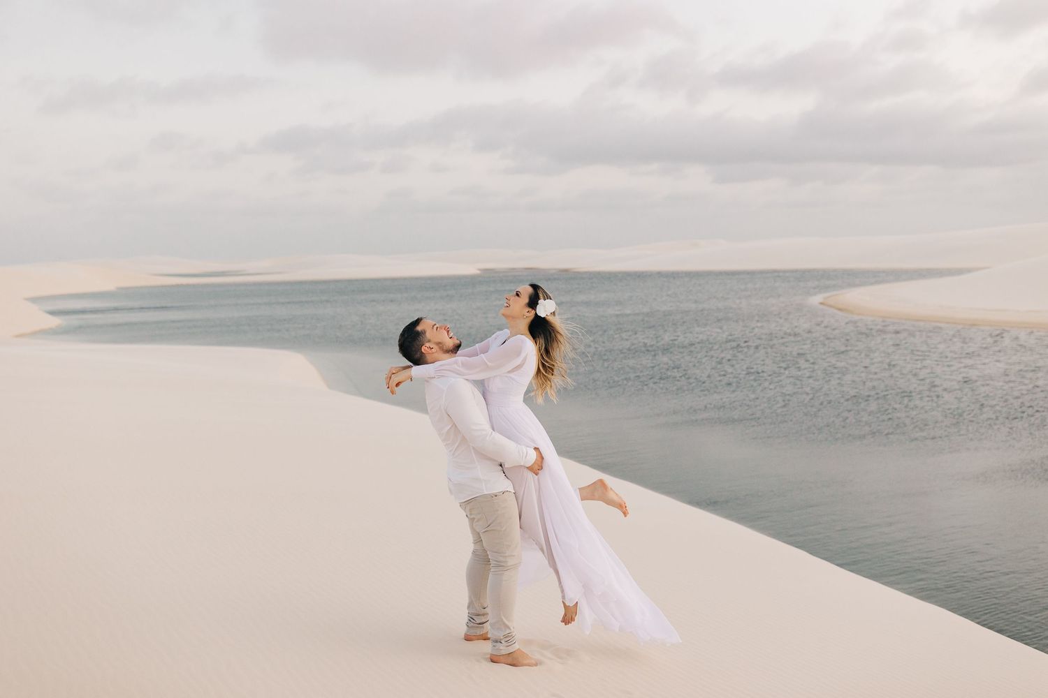 Experimente o romântico ensaio fotográfico pré-casamento de Lucinaria e Pablo em meio às deslumbrantes dunas e lagoas cristalinas dos Lençói