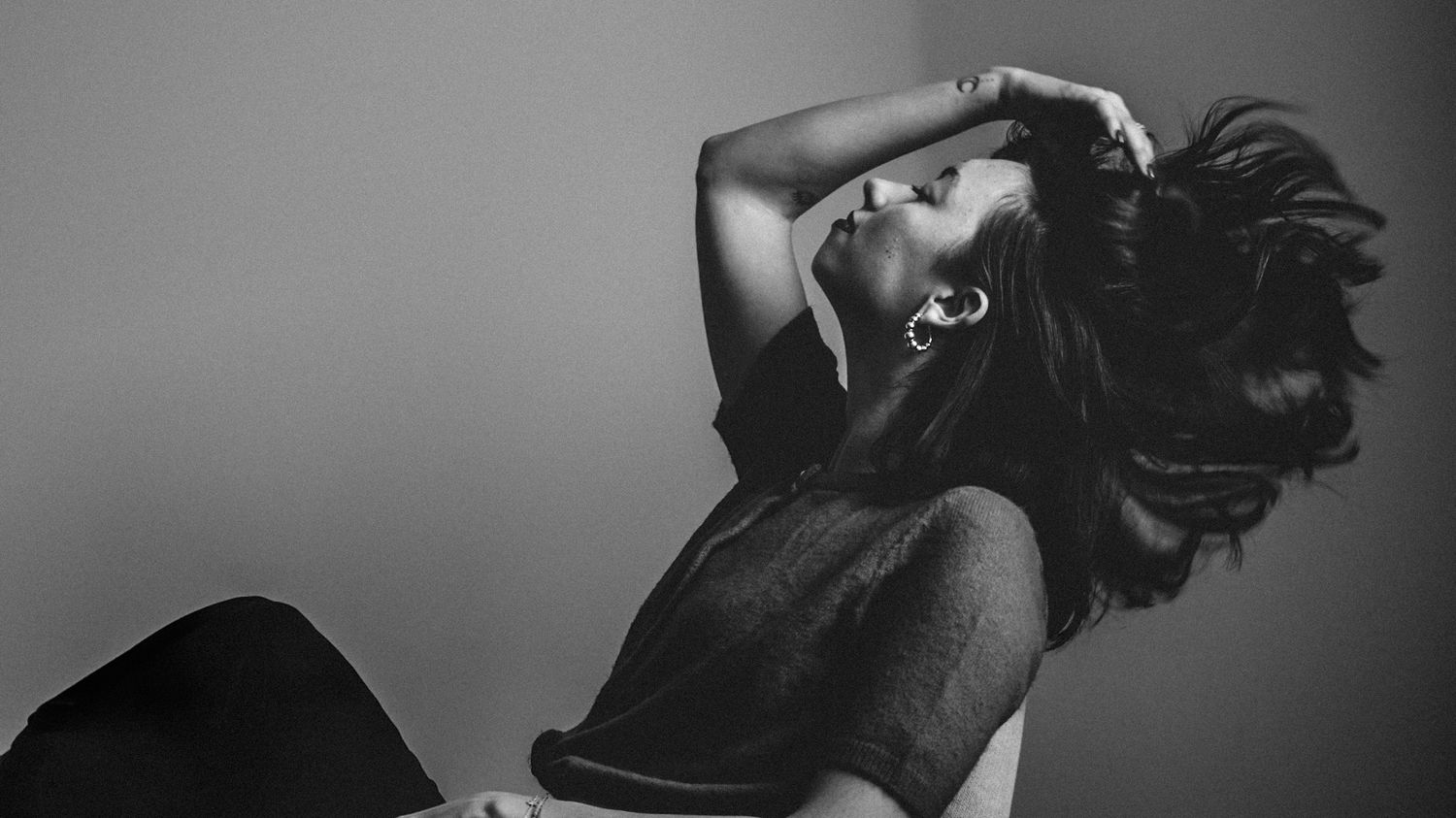 Dramatic black and white profile silhouettes showing movement and artistic expression.