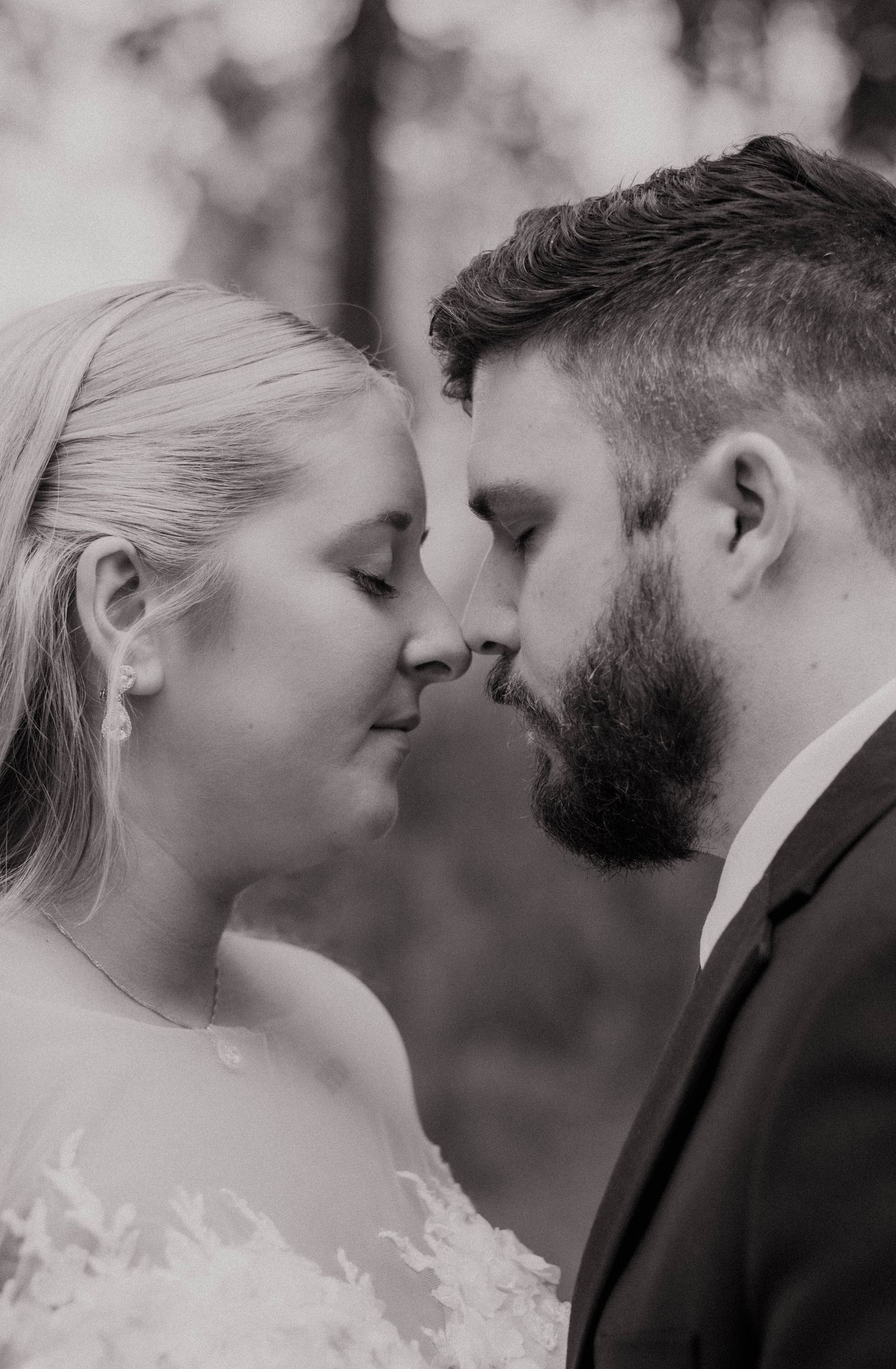 Affordable wedding photography in Pittsburgh PA by Miranda Nicole Photo + Video, capturing beautiful, heartfelt moments with elegance.
