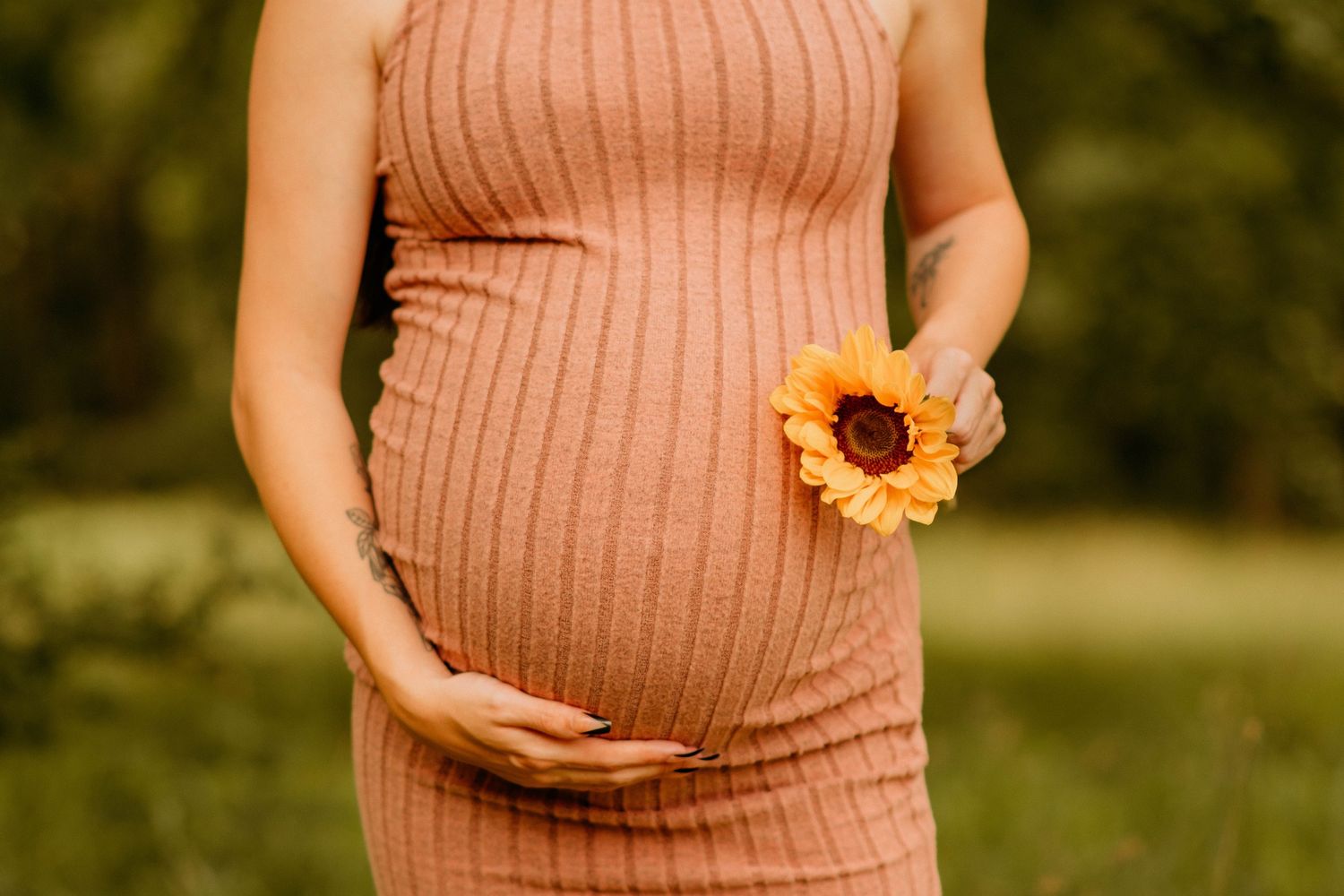 Best maternity photographer in the Ohio Valley – Miranda Nicole Photo + Video captures authentic, glowing moments with timeless style.