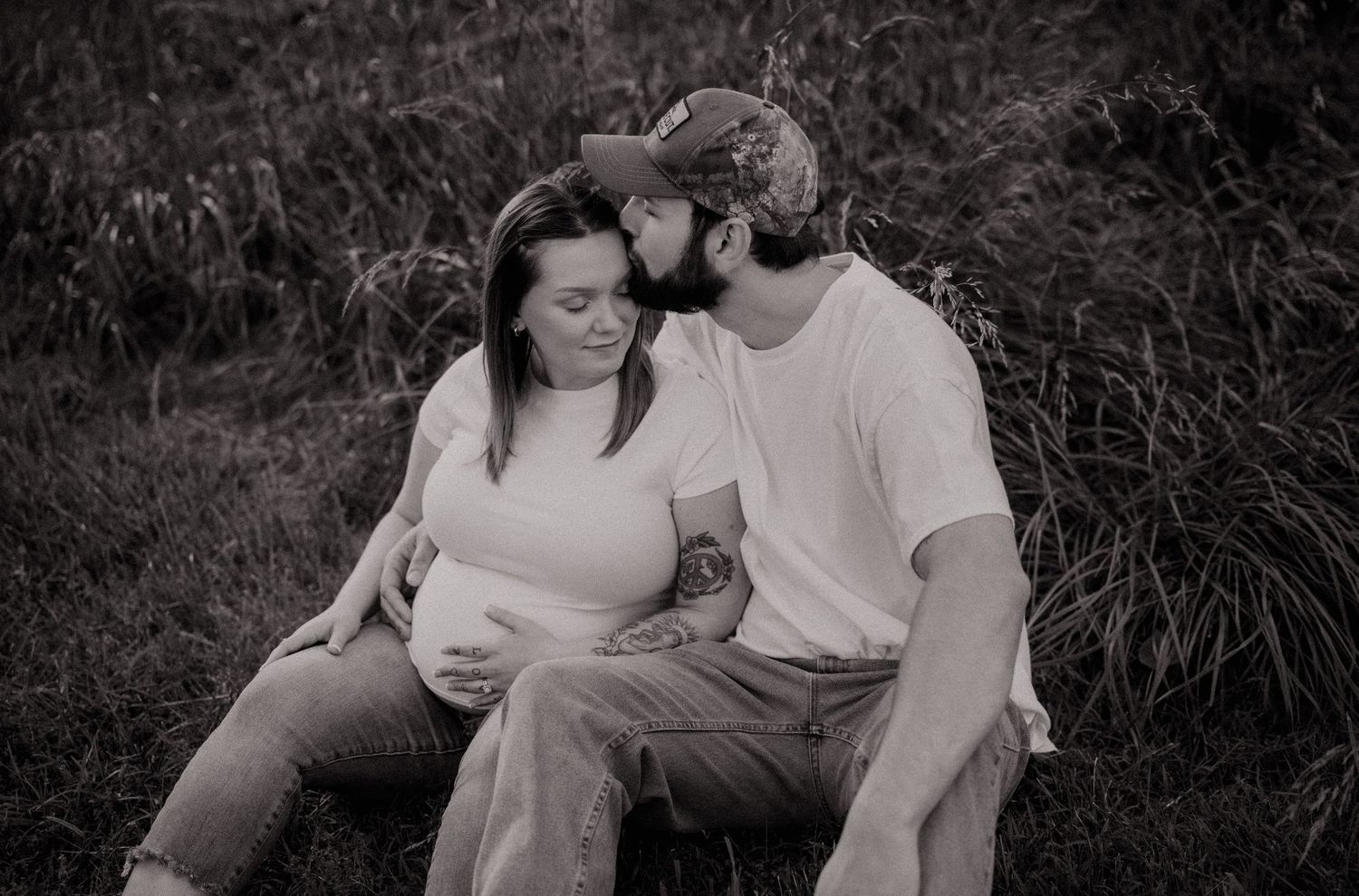 Best maternity photographer in Wheeling West Virginia – Miranda Nicole Photo + Video captures natural beauty and emotional connection.
