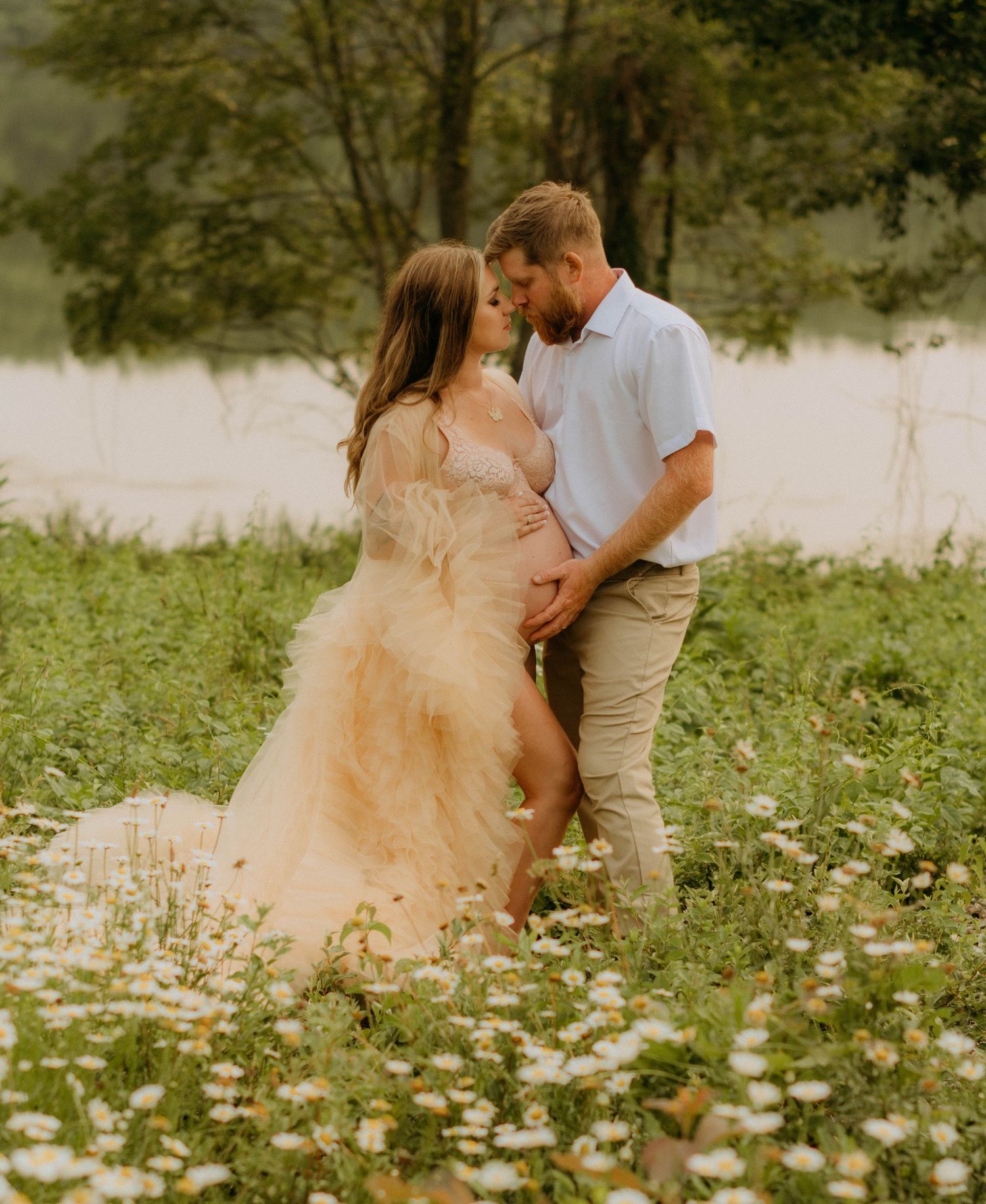 Top maternity photographer in the Ohio Valley – Miranda Nicole Photo + Video captures timeless, authentic moments with natural beauty.
