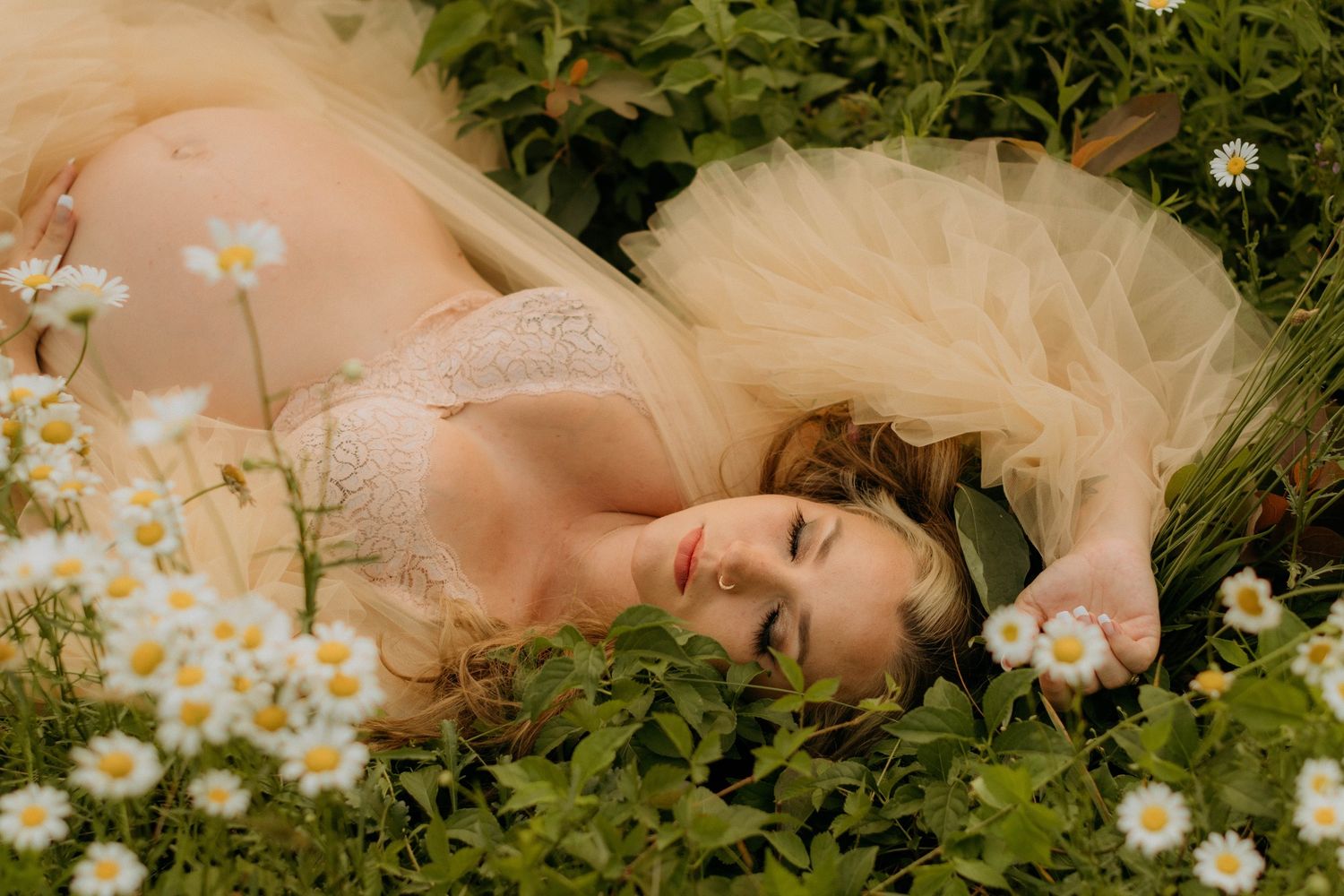 Maternity photographer in Wheeling WV – Miranda Nicole Photo + Video captures natural, heartfelt portraits with beauty and emotion.