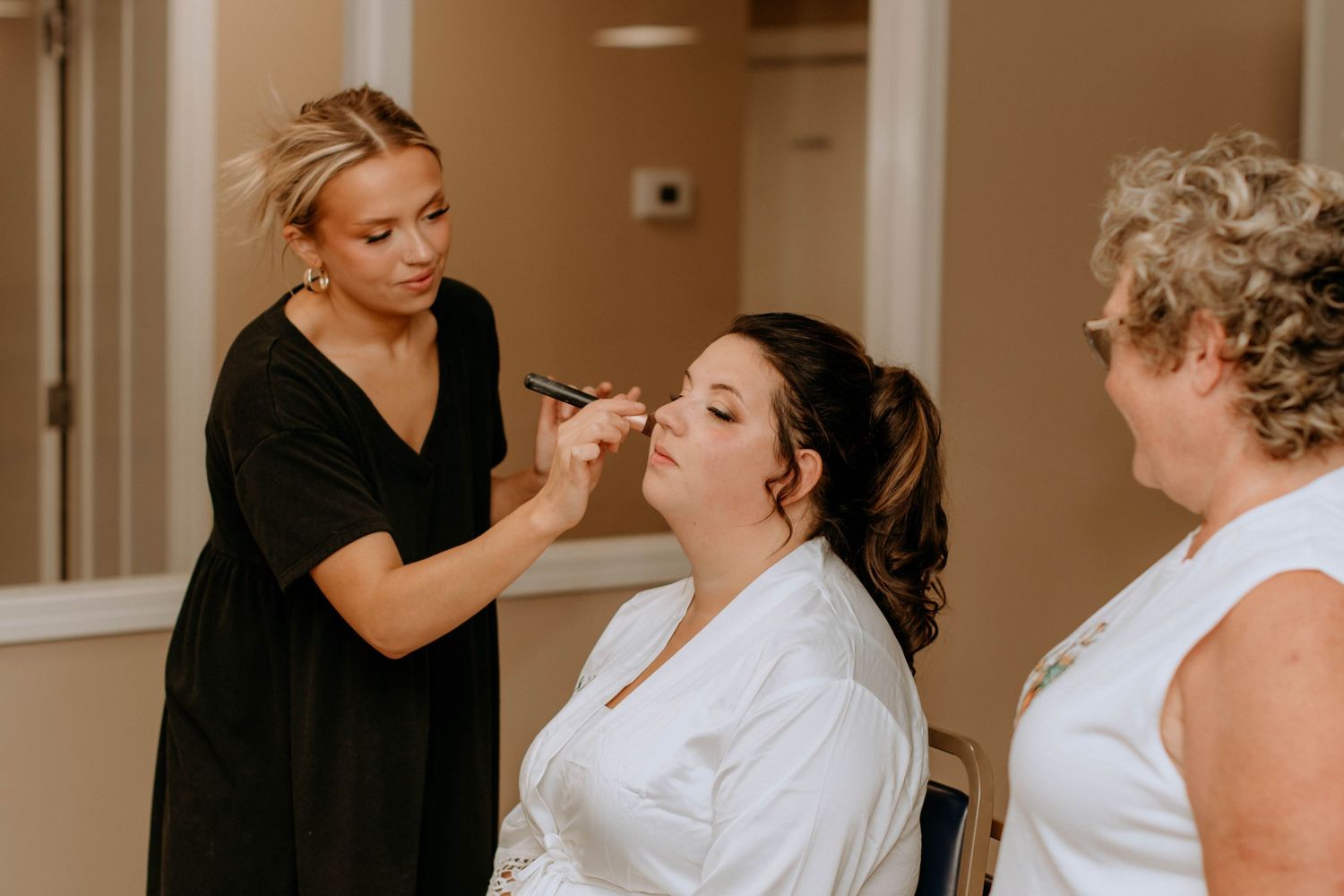 Candid wedding photos in the Ohio Valley by Miranda Nicole Photo + Video, capturing real emotion and natural moments with timeless style.