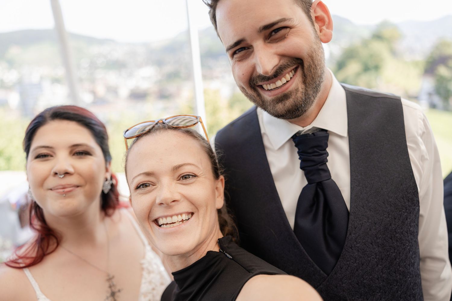 A group of people smiling and posing together at a formal event outdoors - Hochzeitsfotograf Aargau