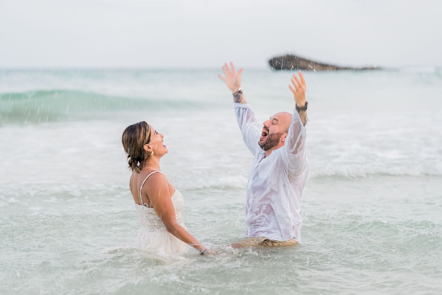 Joyful couple session on white sand beach in Riviera Maya — Luis Tovilla