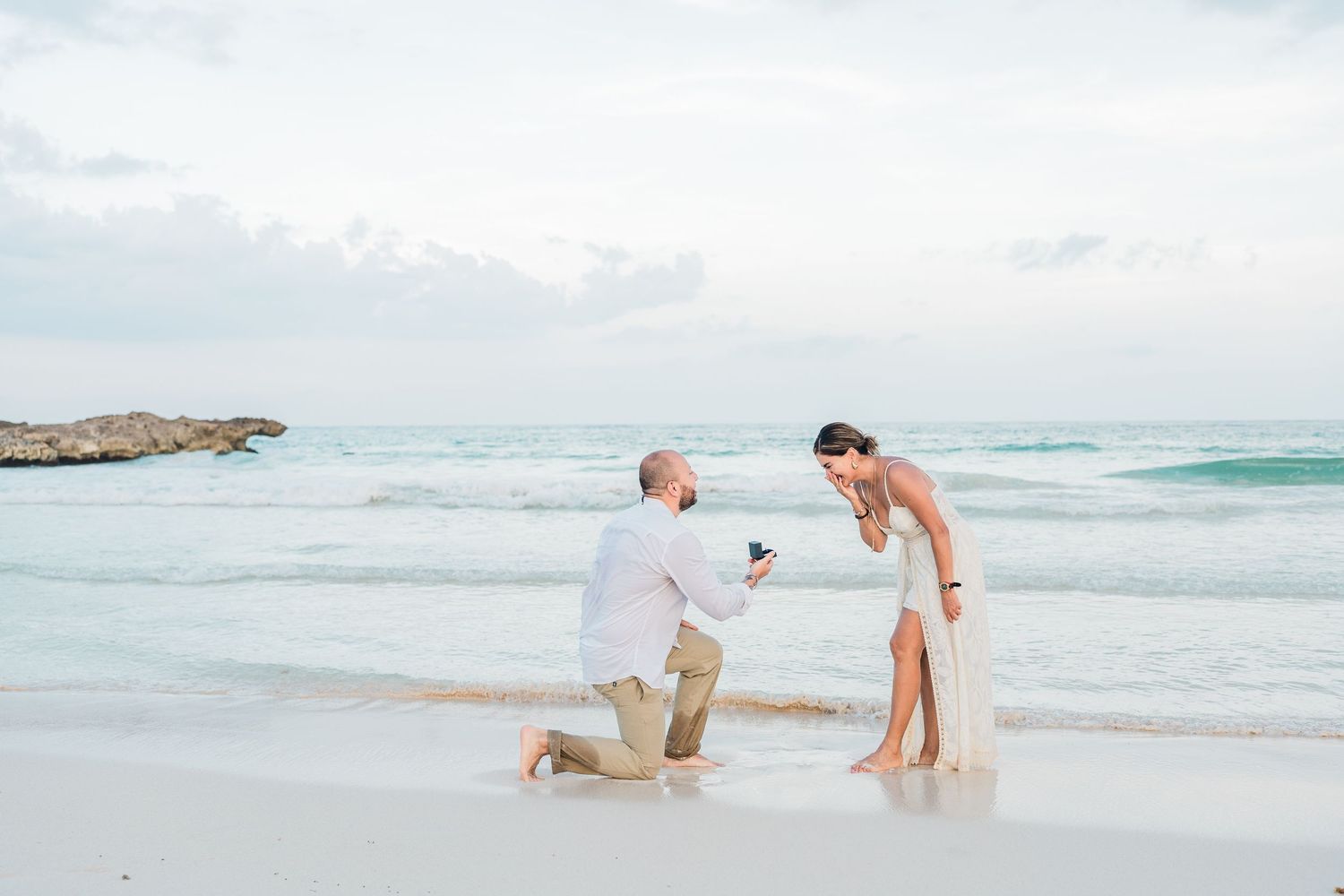 cancun marriage proposal | Groom proposing the fiancee at the beach