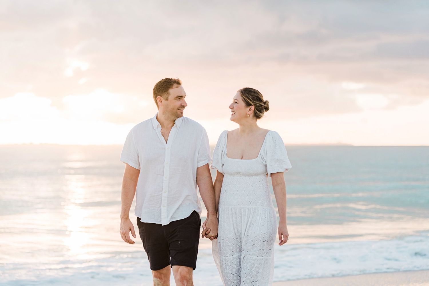Couple holding hands at sunrise on Cancún beach — Luis Tovilla