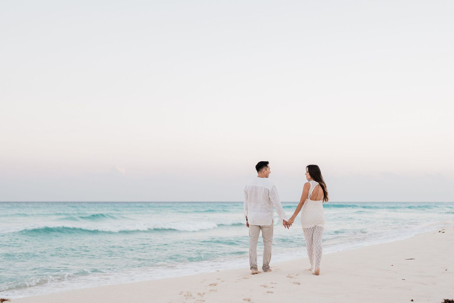 Couple walking barefoot on Caribbean beach in Riviera Maya — Luis Tovilla