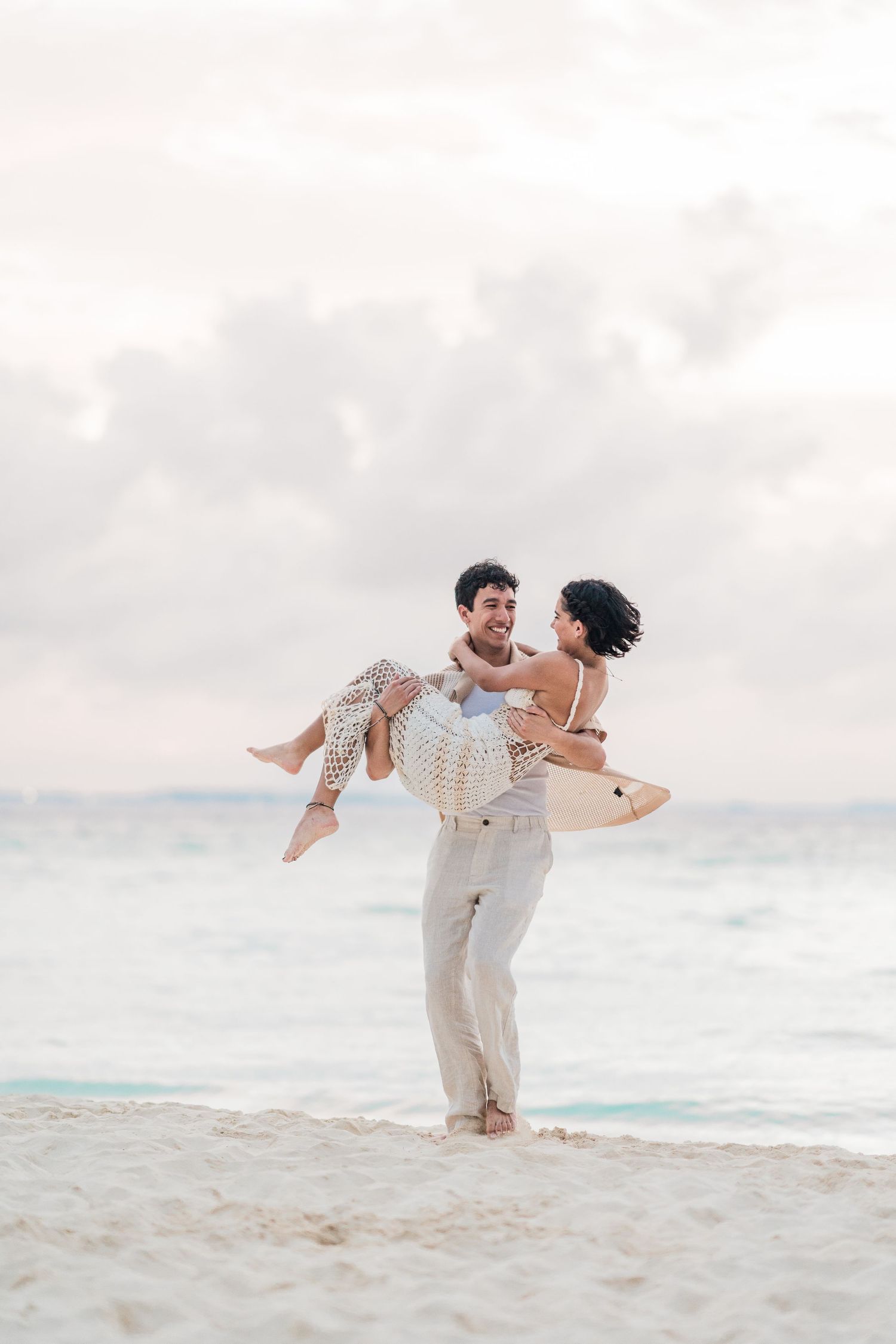 Romantic couple session on Isla Mujeres beach at sunset — Luis Tovilla