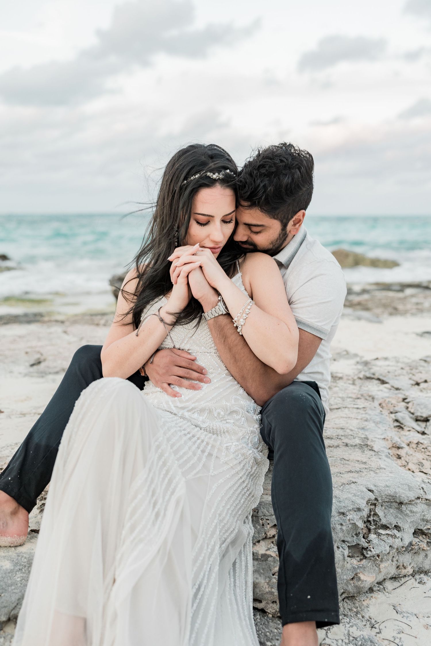 Joyful couple portrait on Caribbean beach in Cancun — Luis Tovilla
