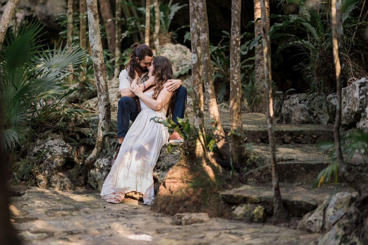 Couple embracing on a Riviera Maya cenote Photoshoot — Luis Tovilla
