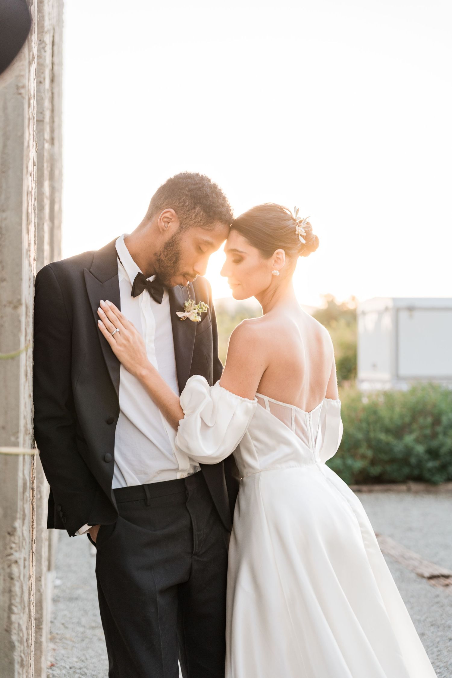 Destination wedding photographer Valle de Guadalupe Mexico — Couple portraits at sunset